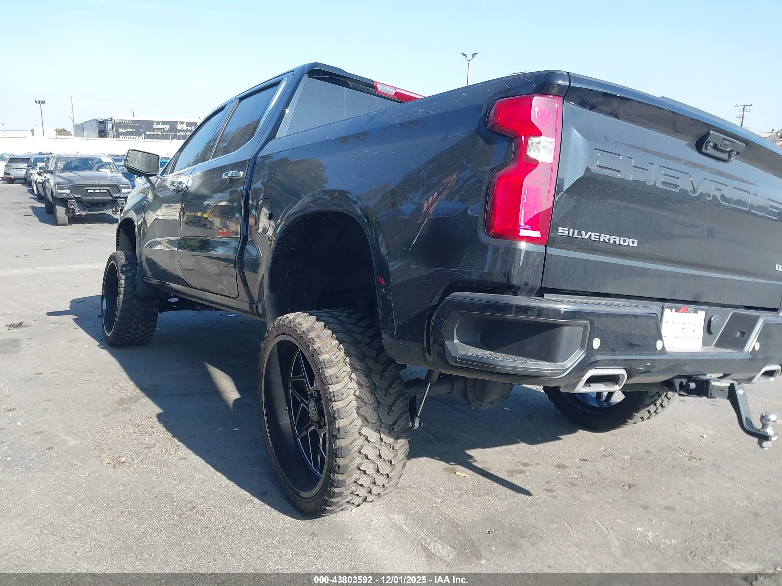 CHEVROLET SILVERADO image 3