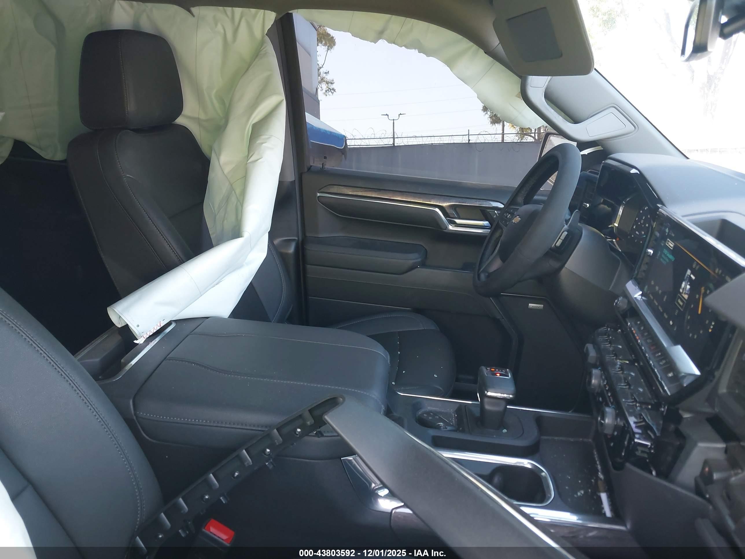 CHEVROLET SILVERADO image 5