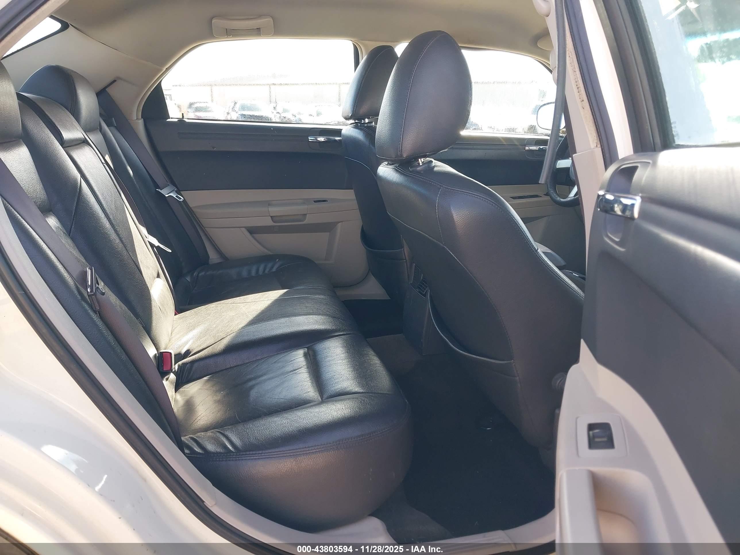 CHRYSLER 300 image 8