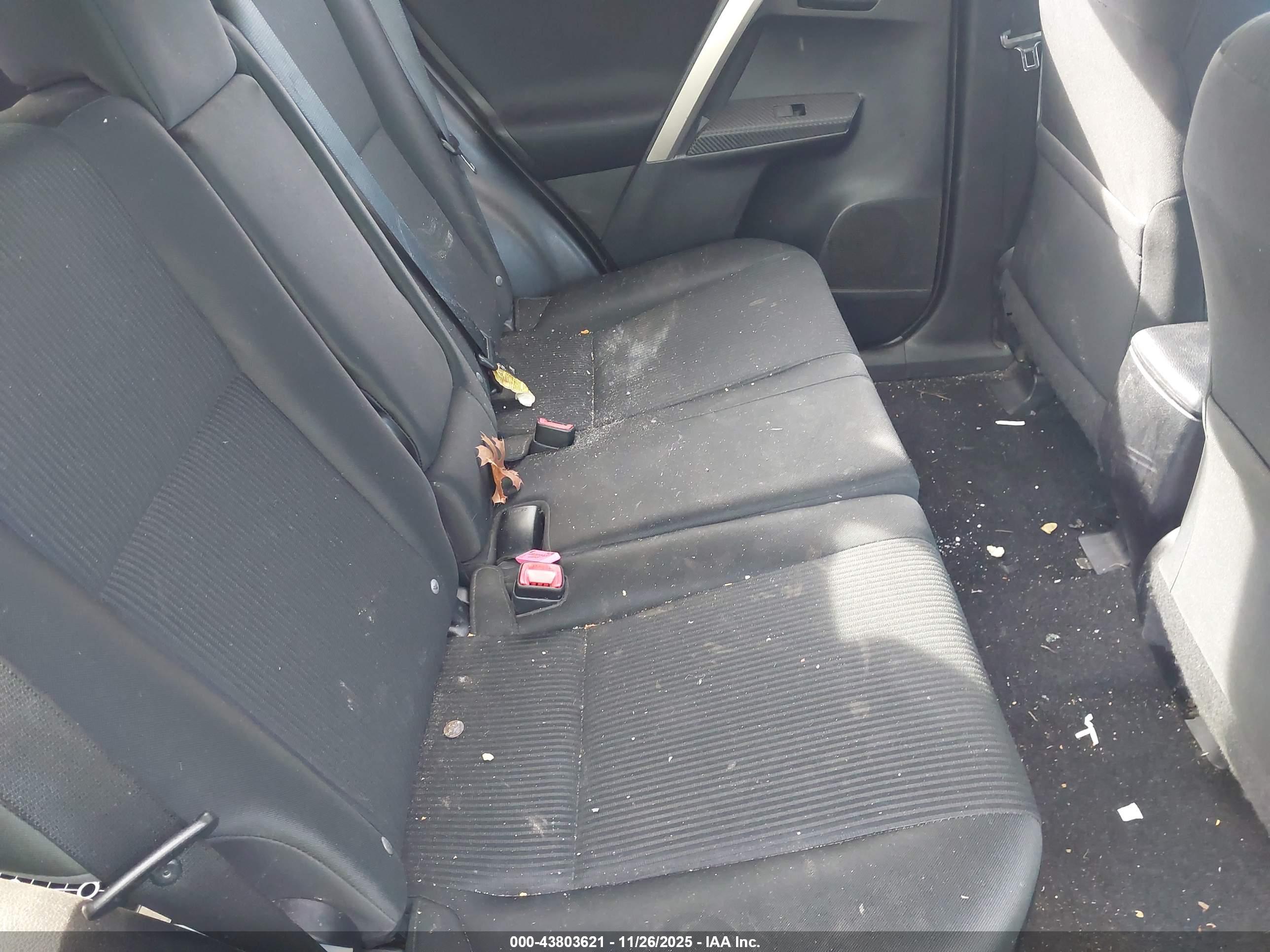 TOYOTA RAV4 image 8