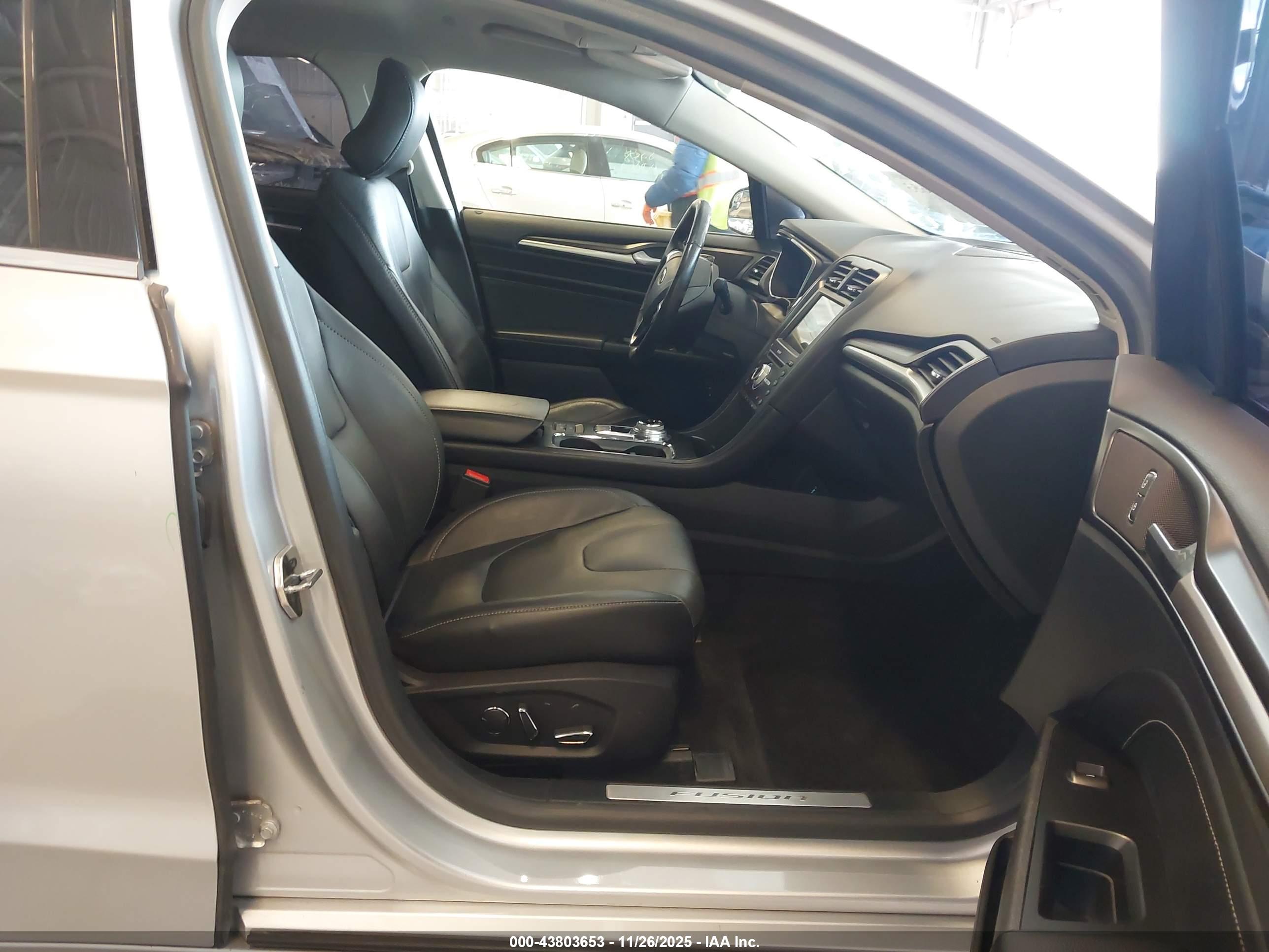 FORD FUSION image 5