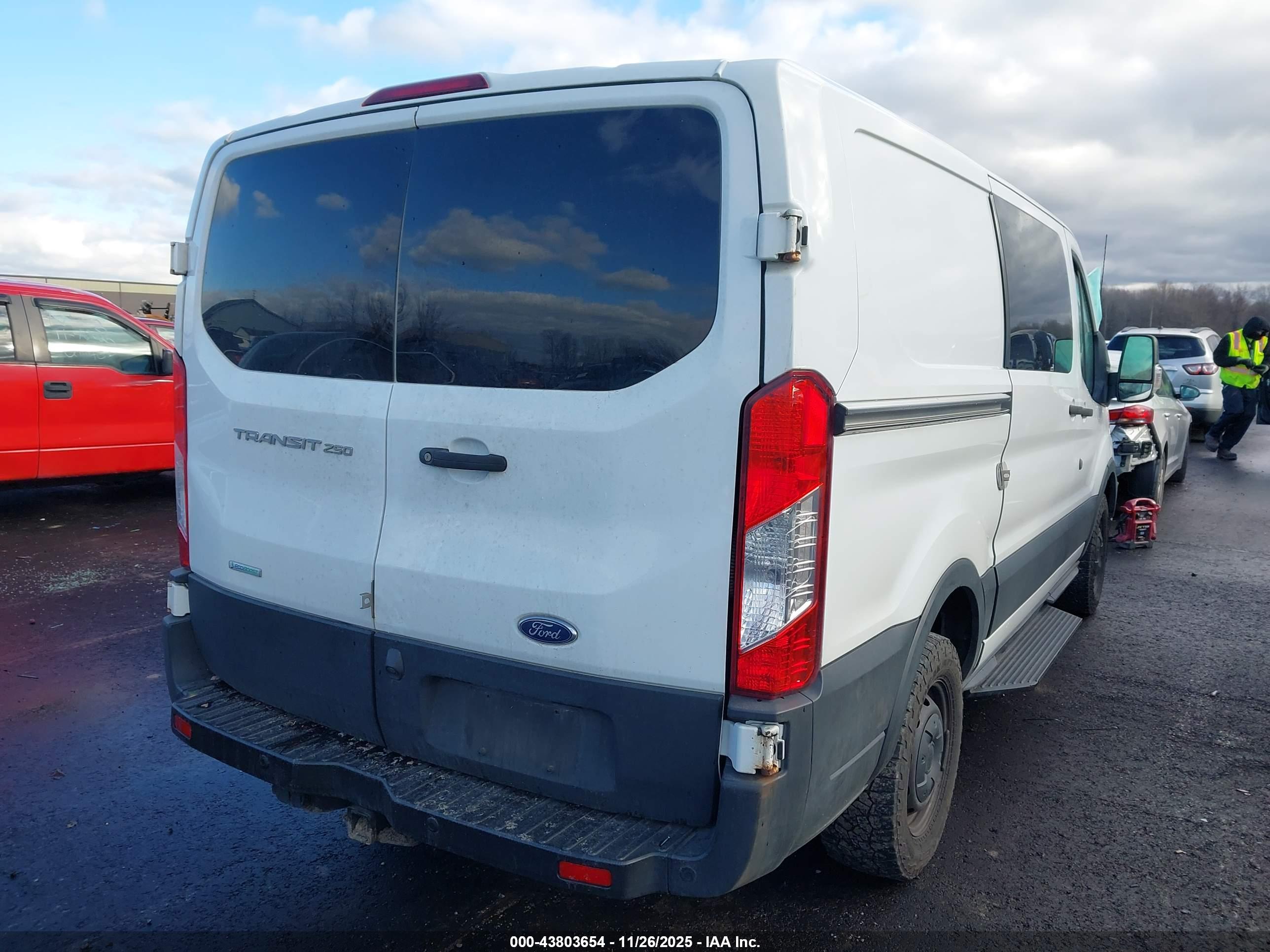 FORD TRANSIT-250 image 4
