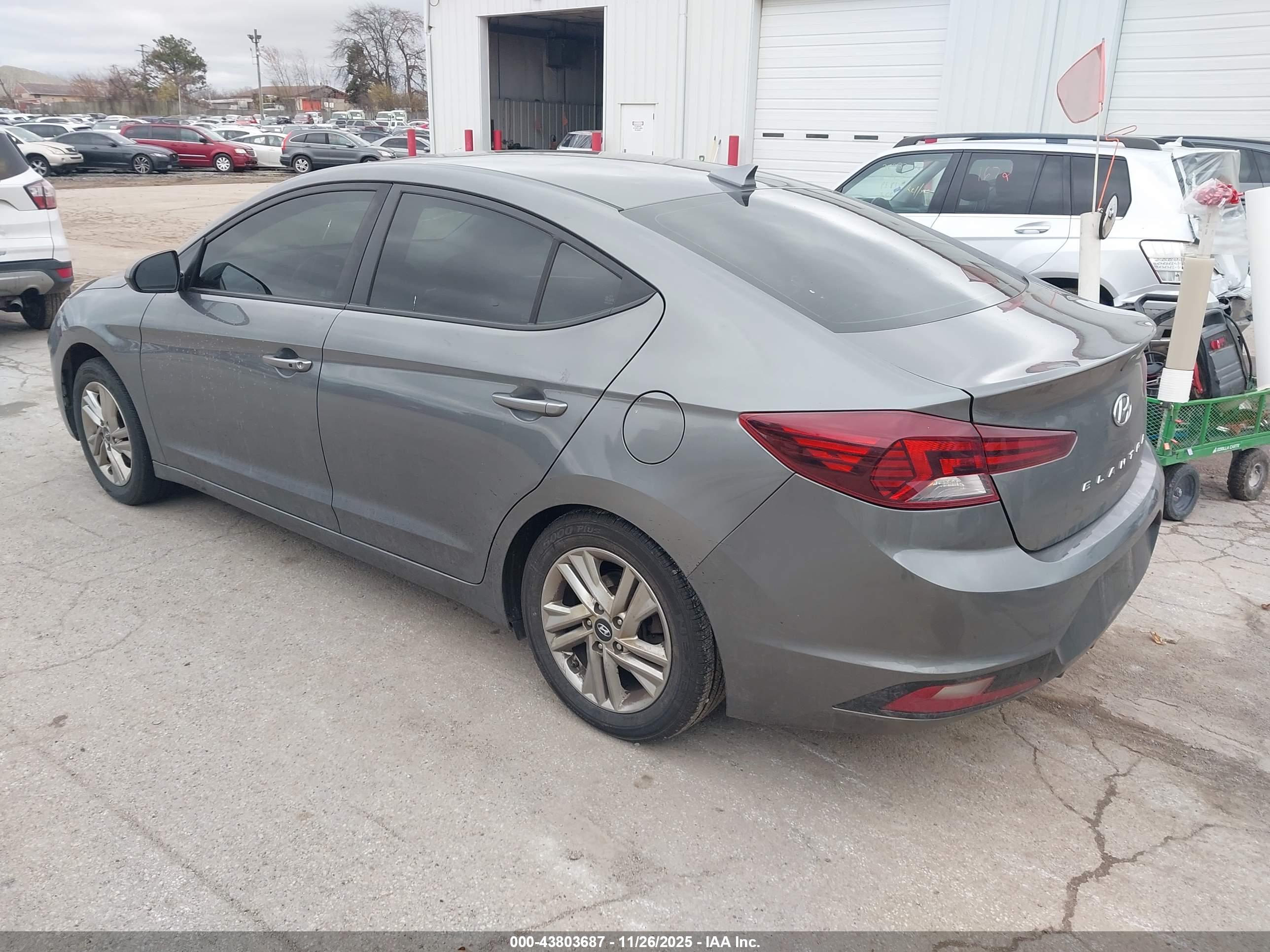 HYUNDAI ELANTRA image 3