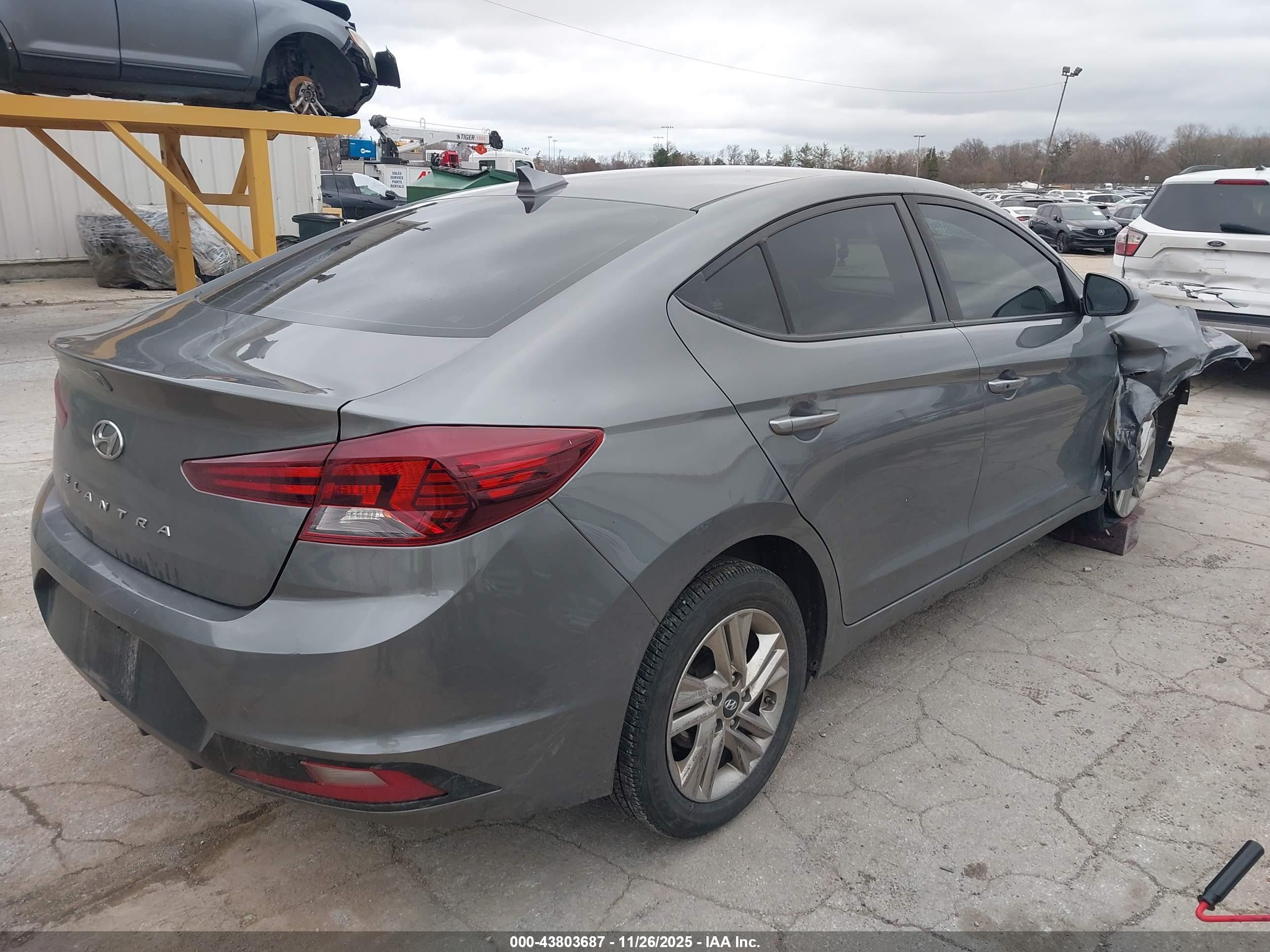 HYUNDAI ELANTRA image 4