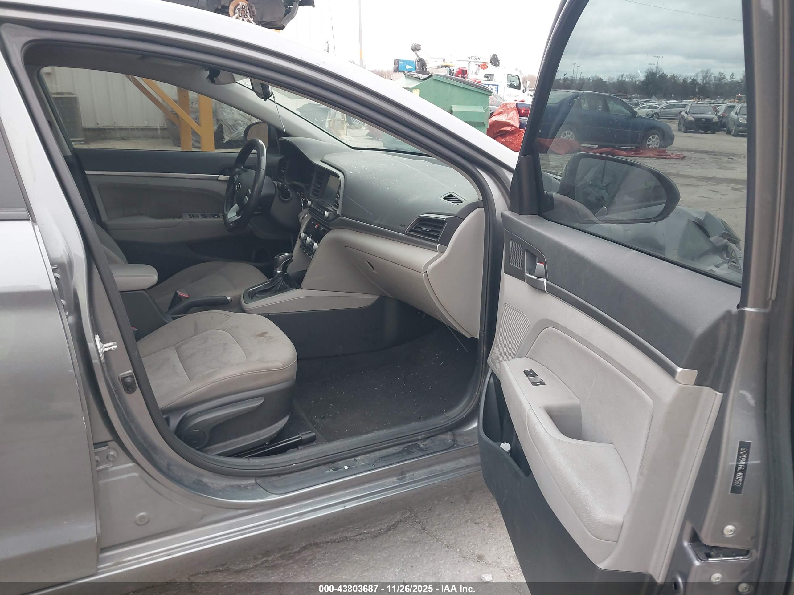 HYUNDAI ELANTRA image 5