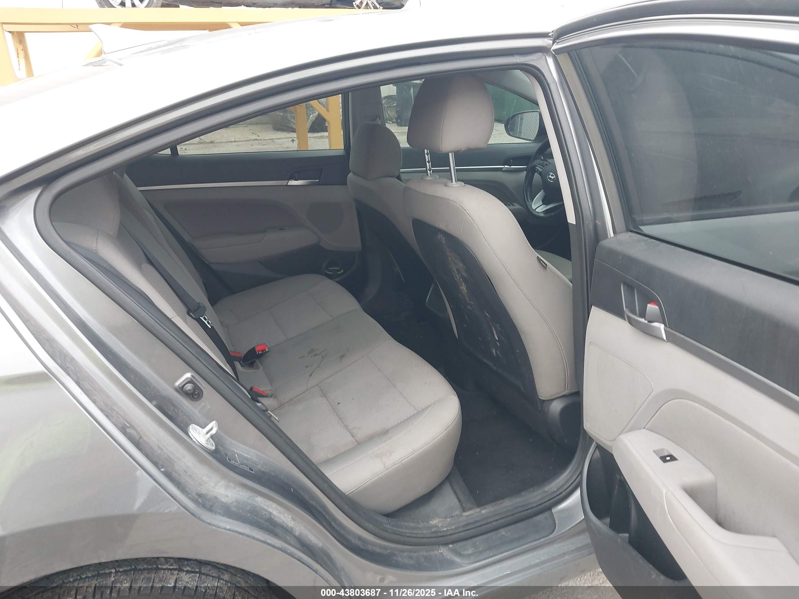 HYUNDAI ELANTRA image 8