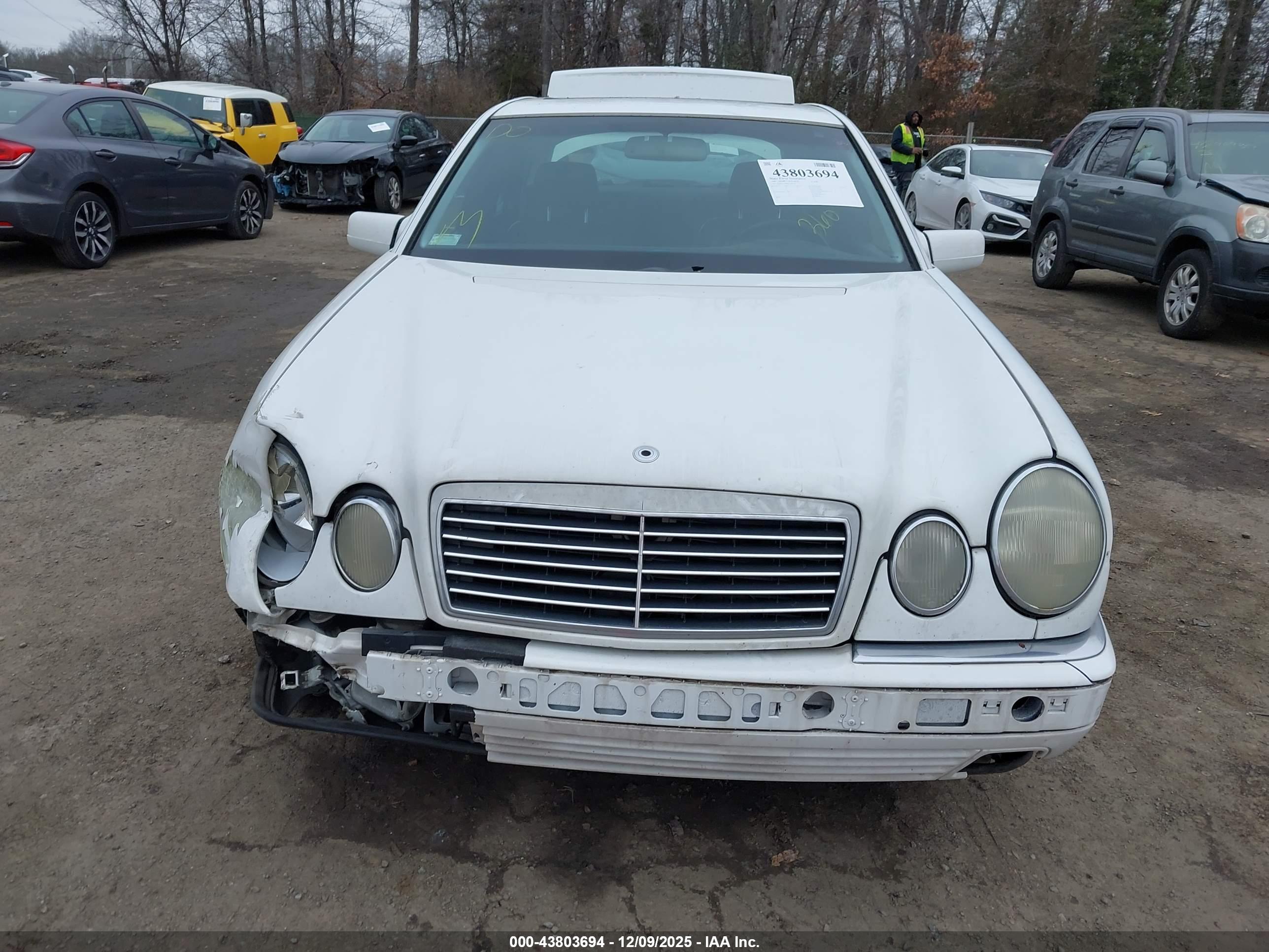 MERCEDES-BENZ E image 10
