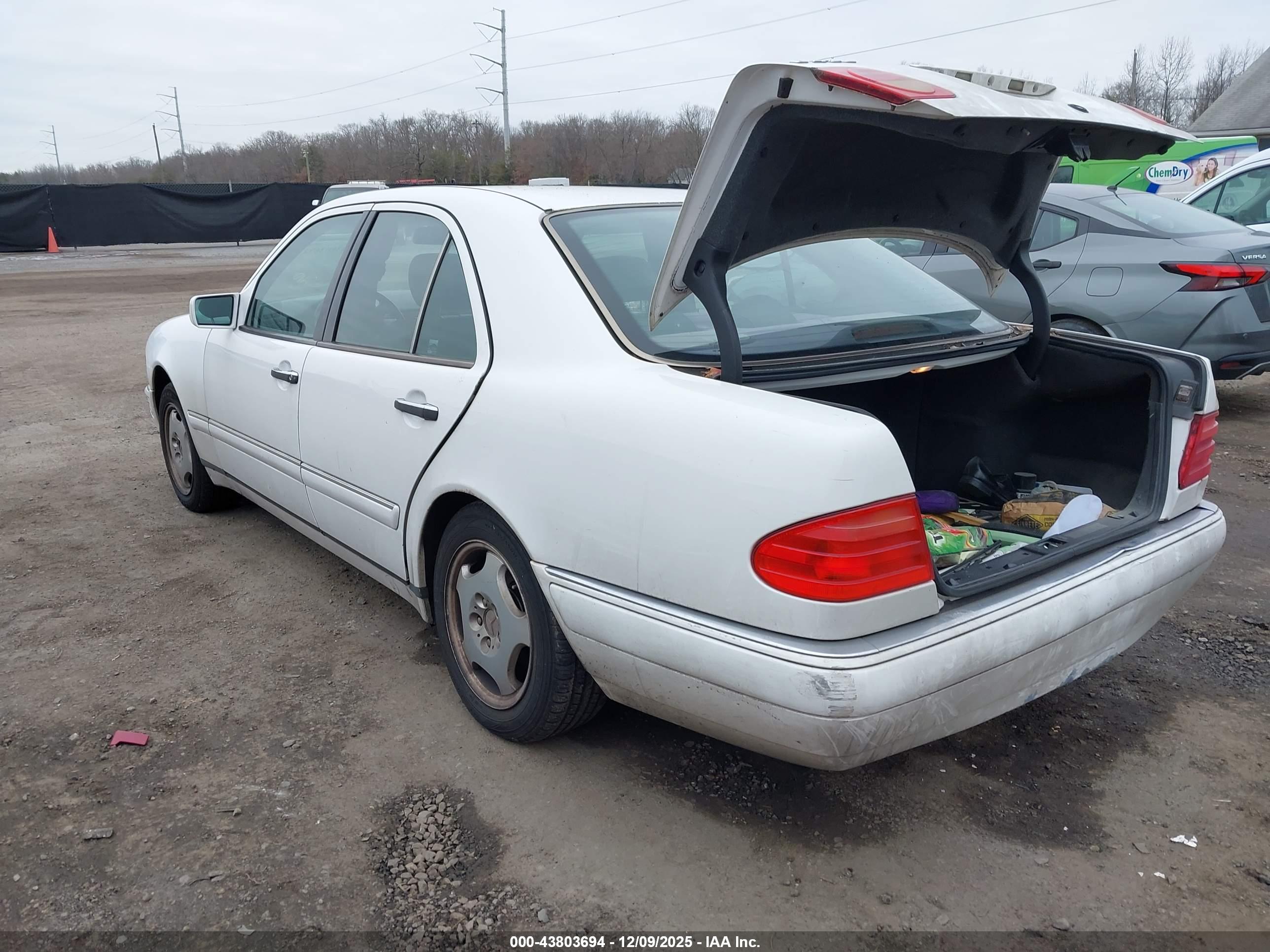 MERCEDES-BENZ E image 3