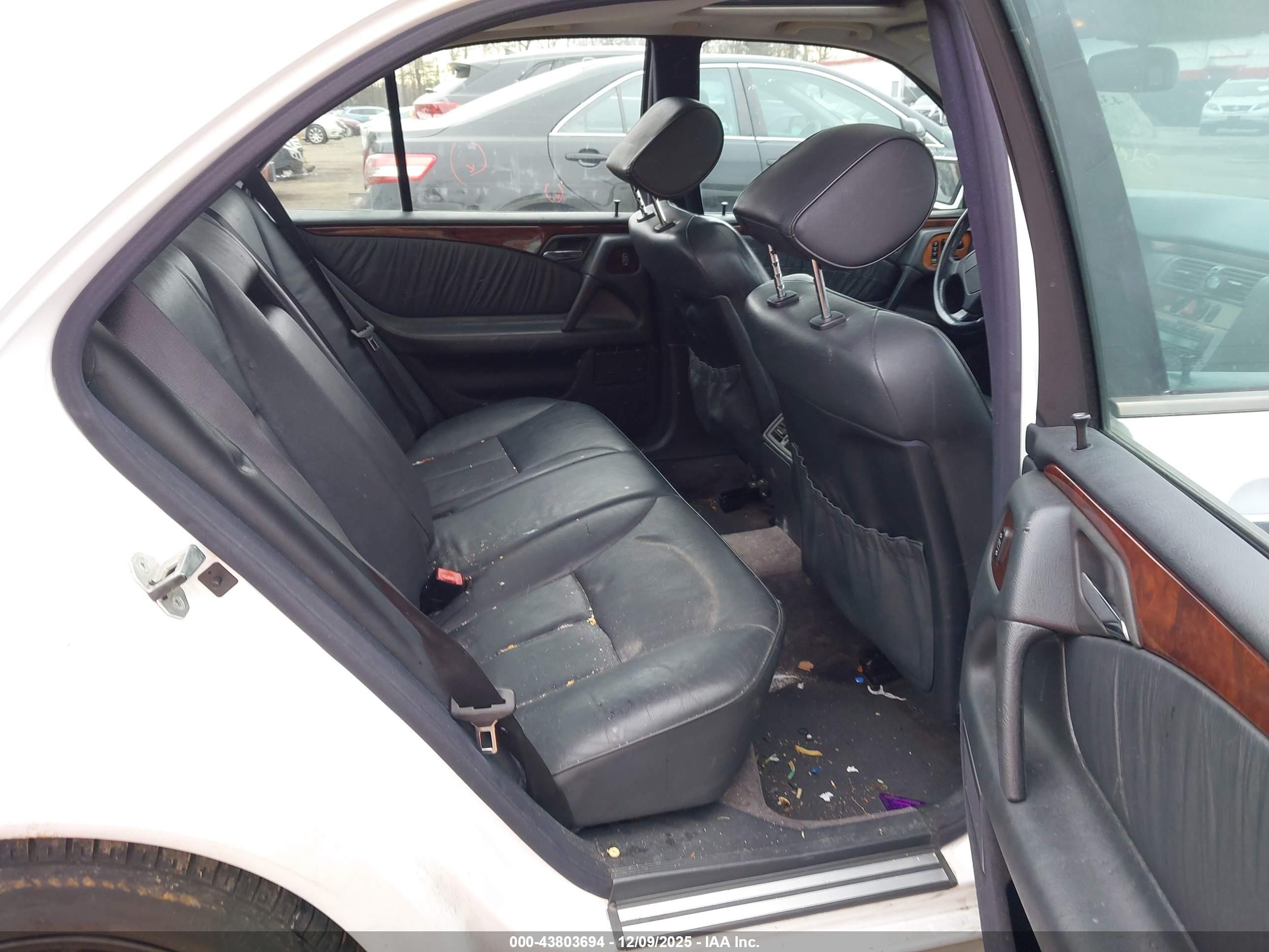 MERCEDES-BENZ E image 8