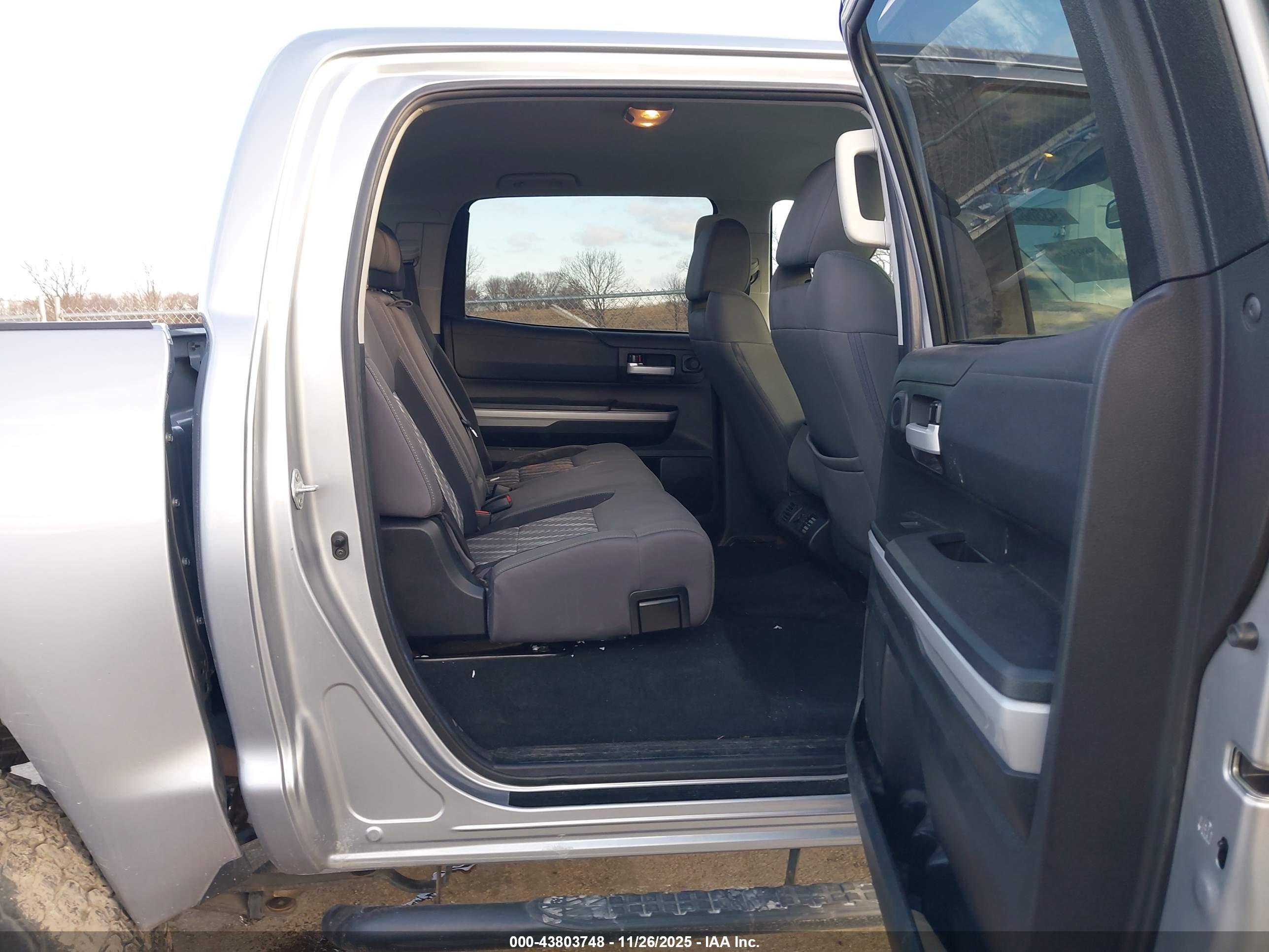 TOYOTA TUNDRA image 8