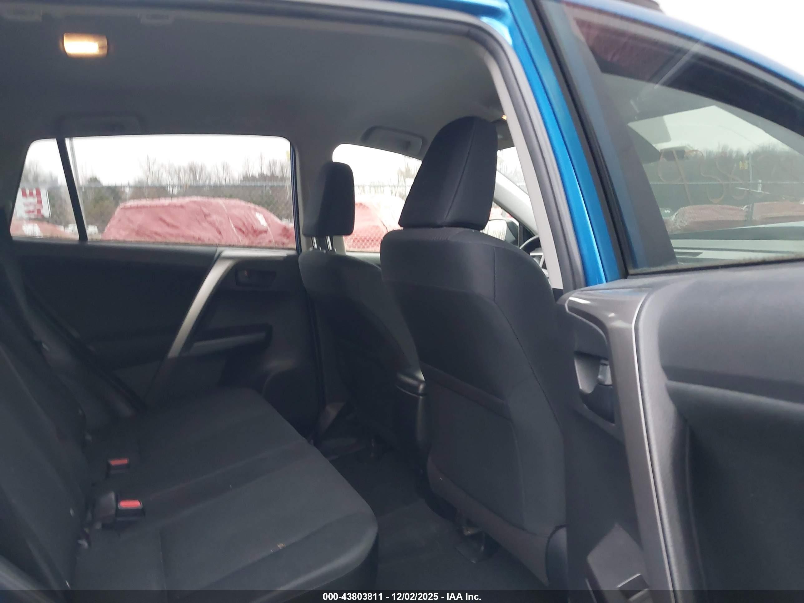 TOYOTA RAV4 image 8