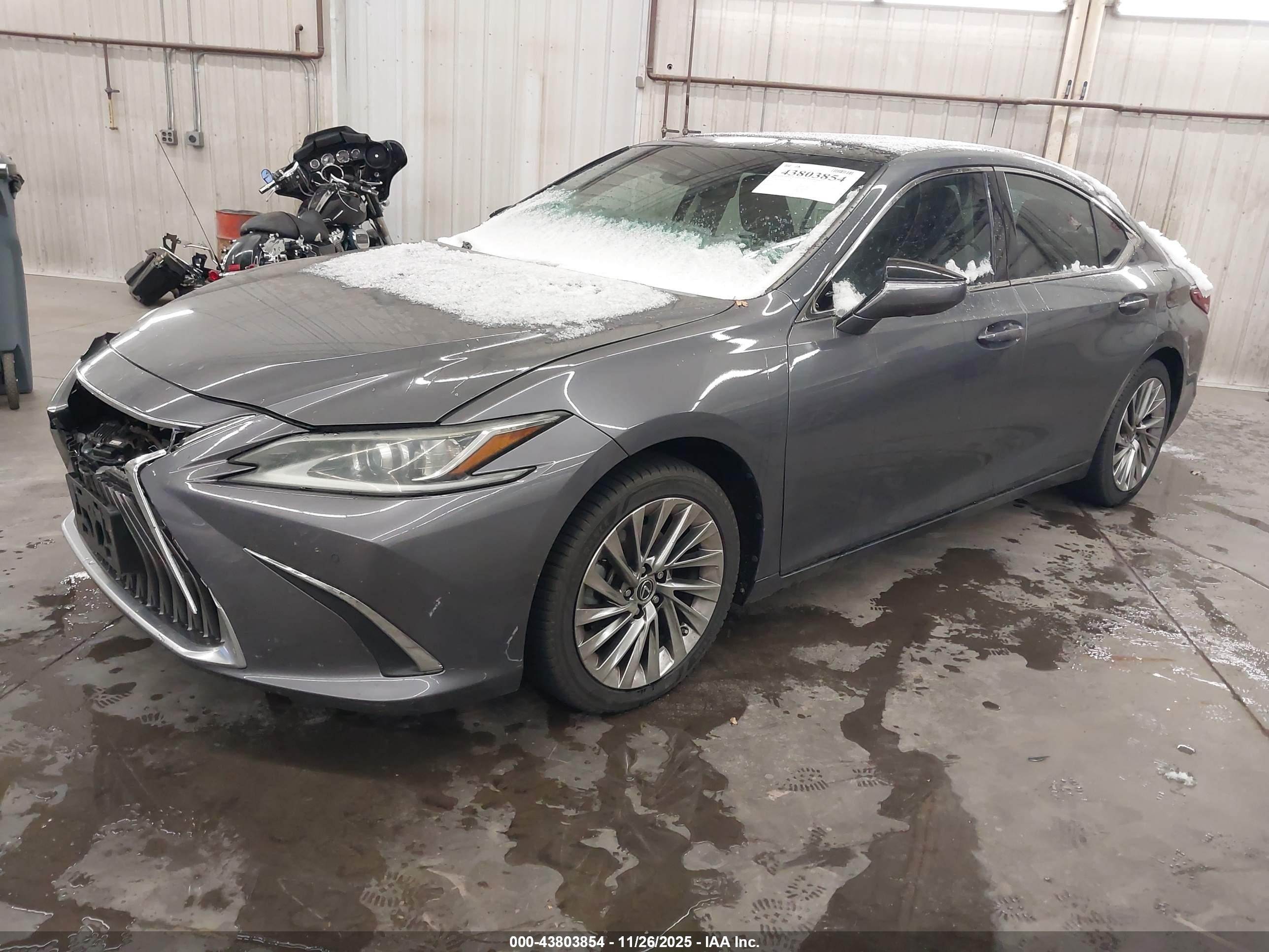 LEXUS ES image 2