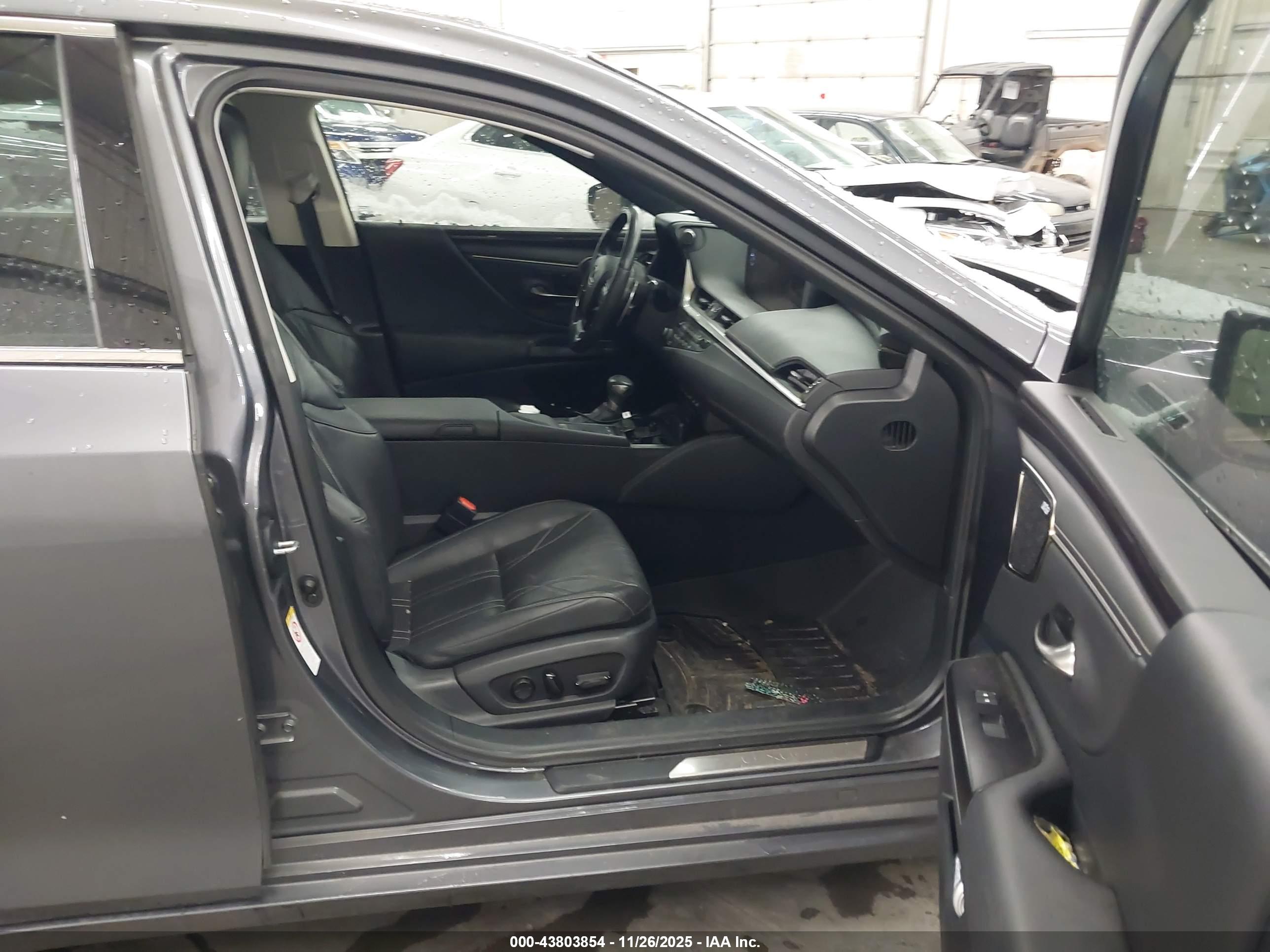 LEXUS ES image 5