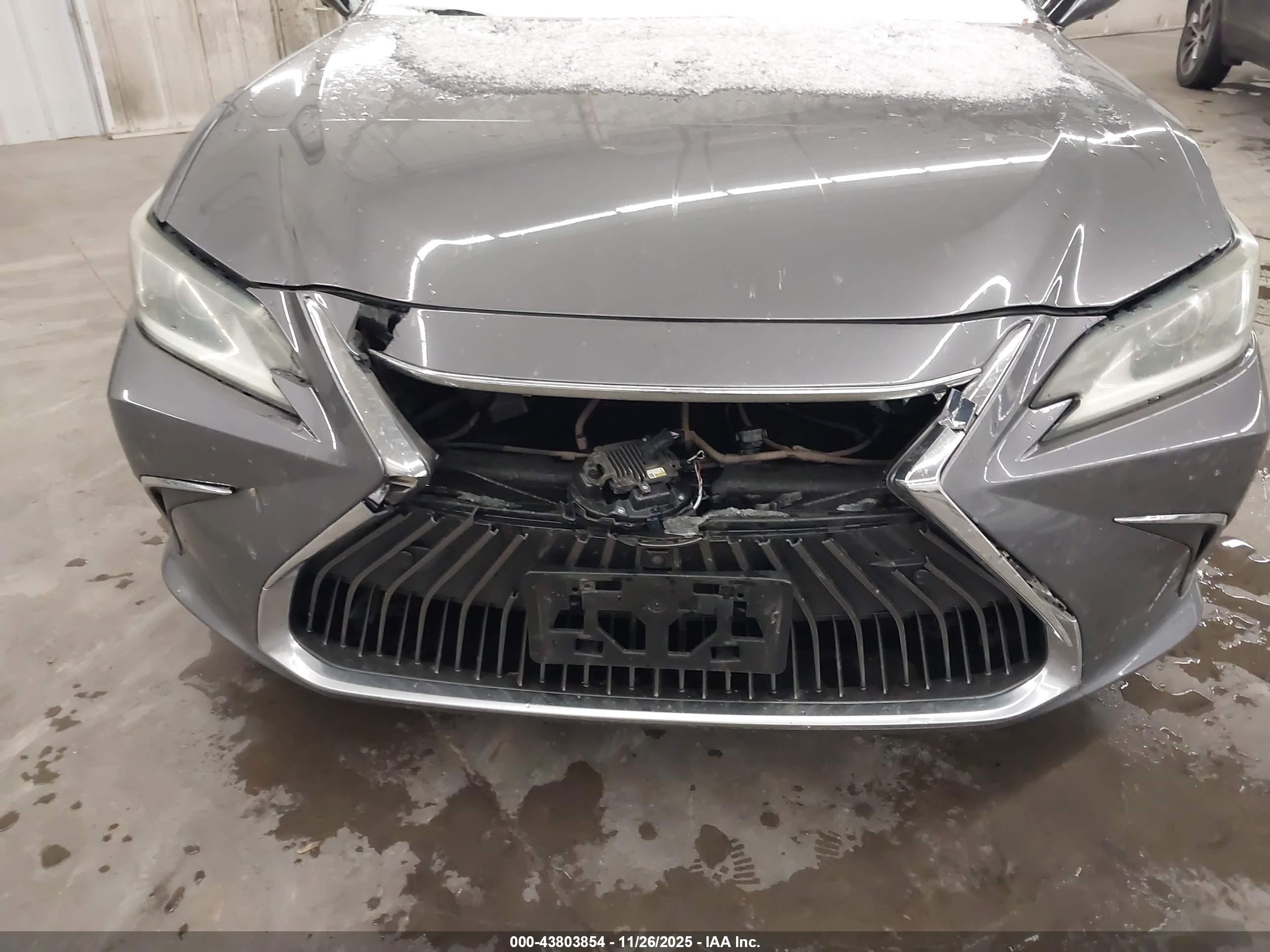 LEXUS ES image 6