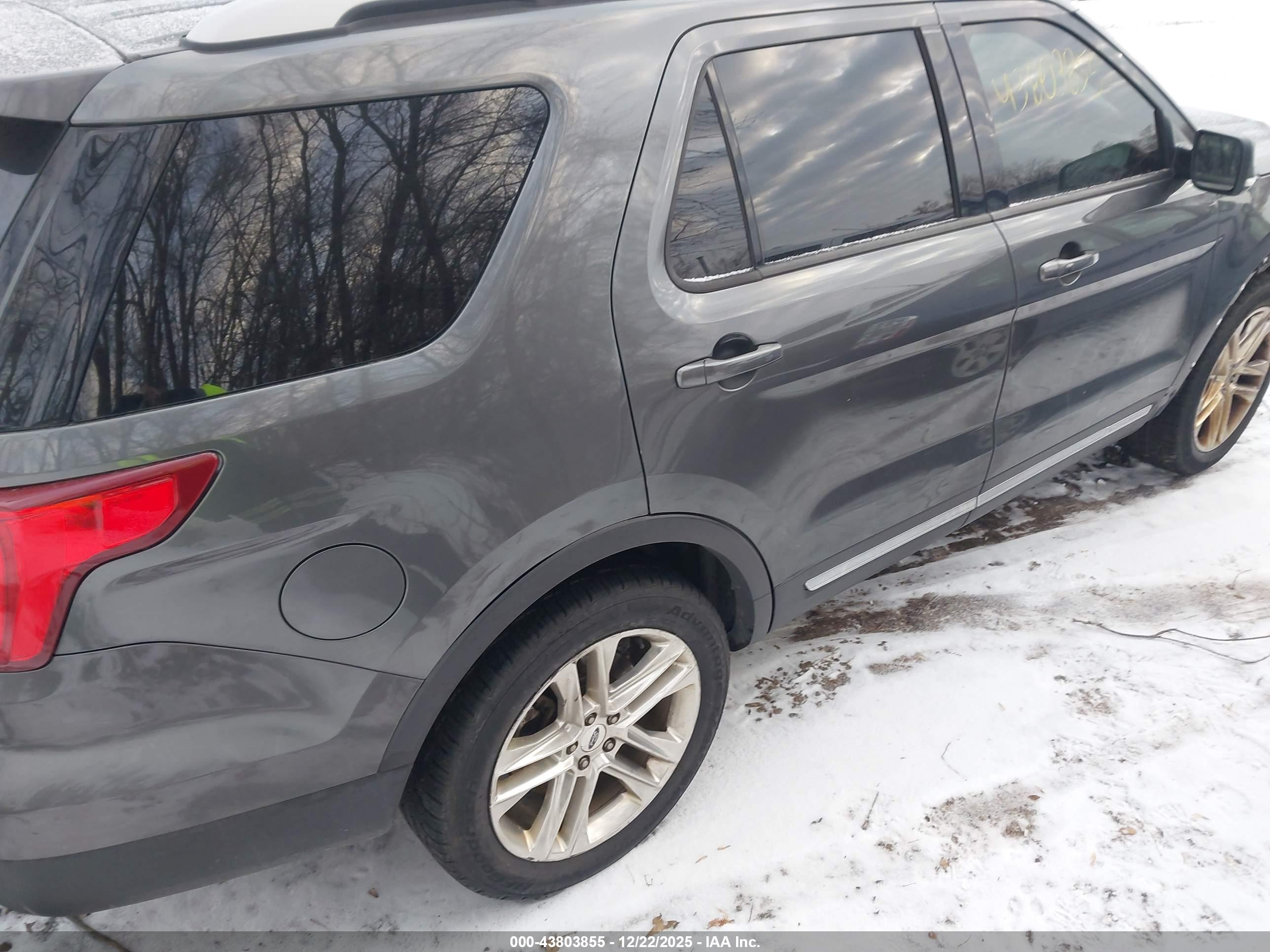 FORD EXPLORER image 4