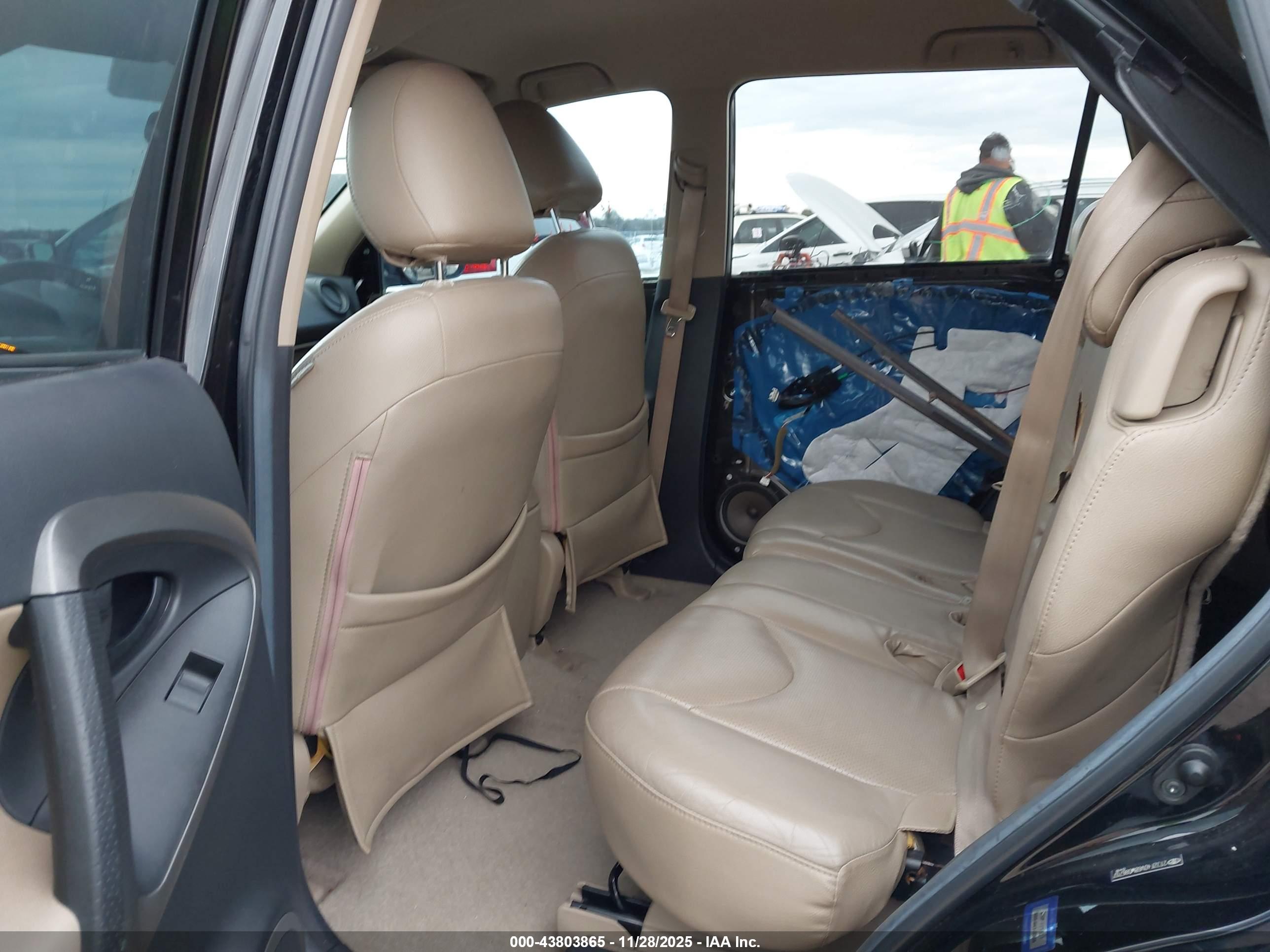 TOYOTA RAV4 image 8