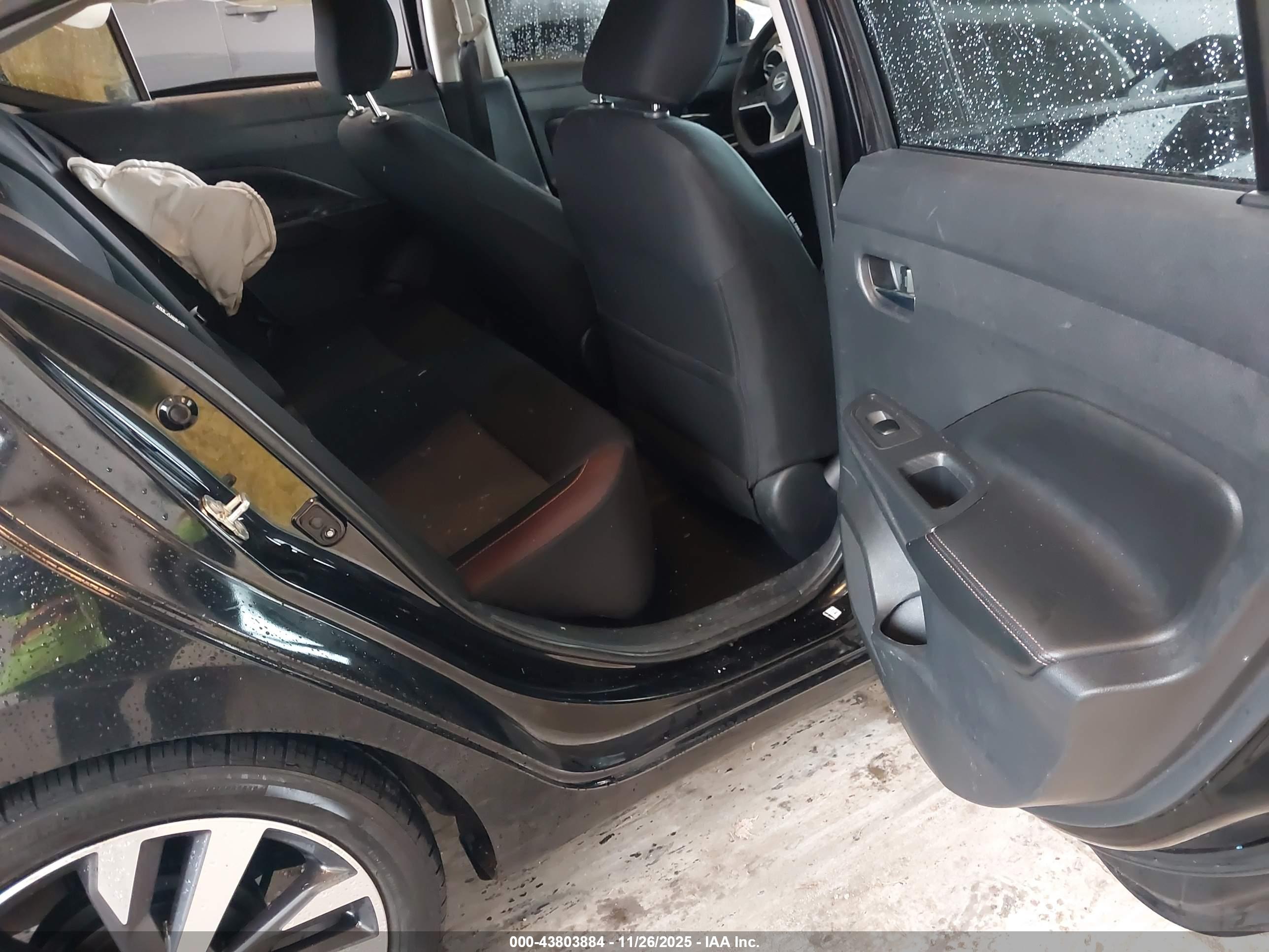 NISSAN VERSA image 8