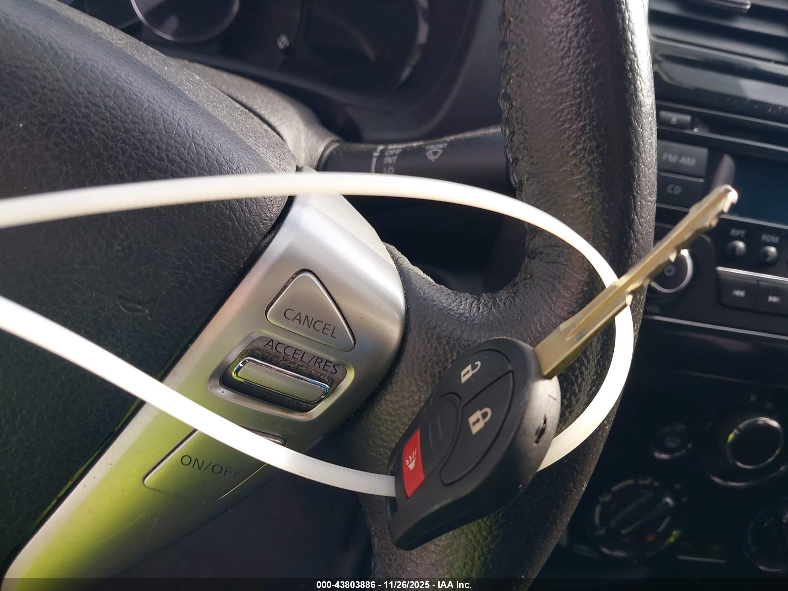 NISSAN VERSA image 11