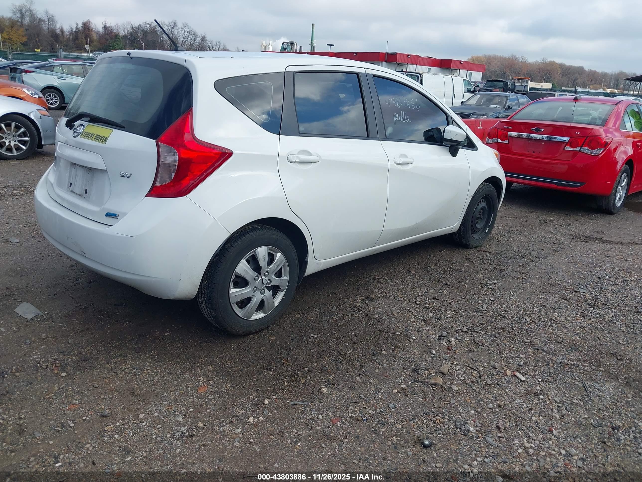 NISSAN VERSA image 4
