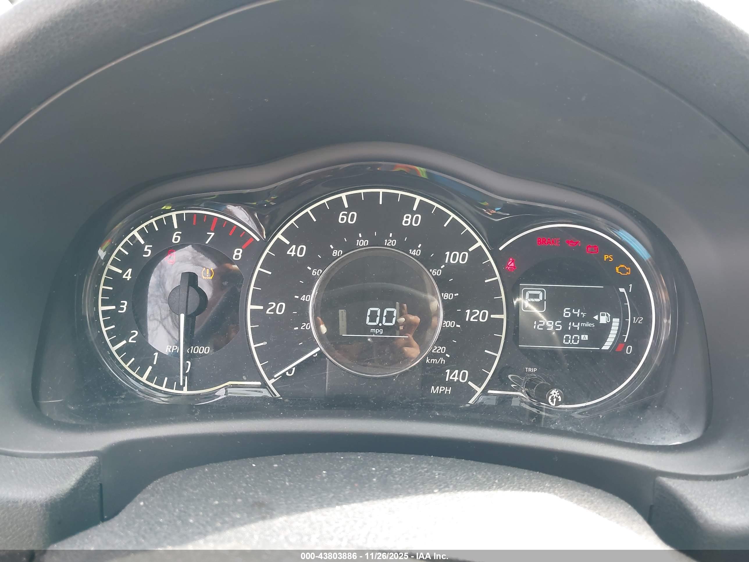 NISSAN VERSA image 7