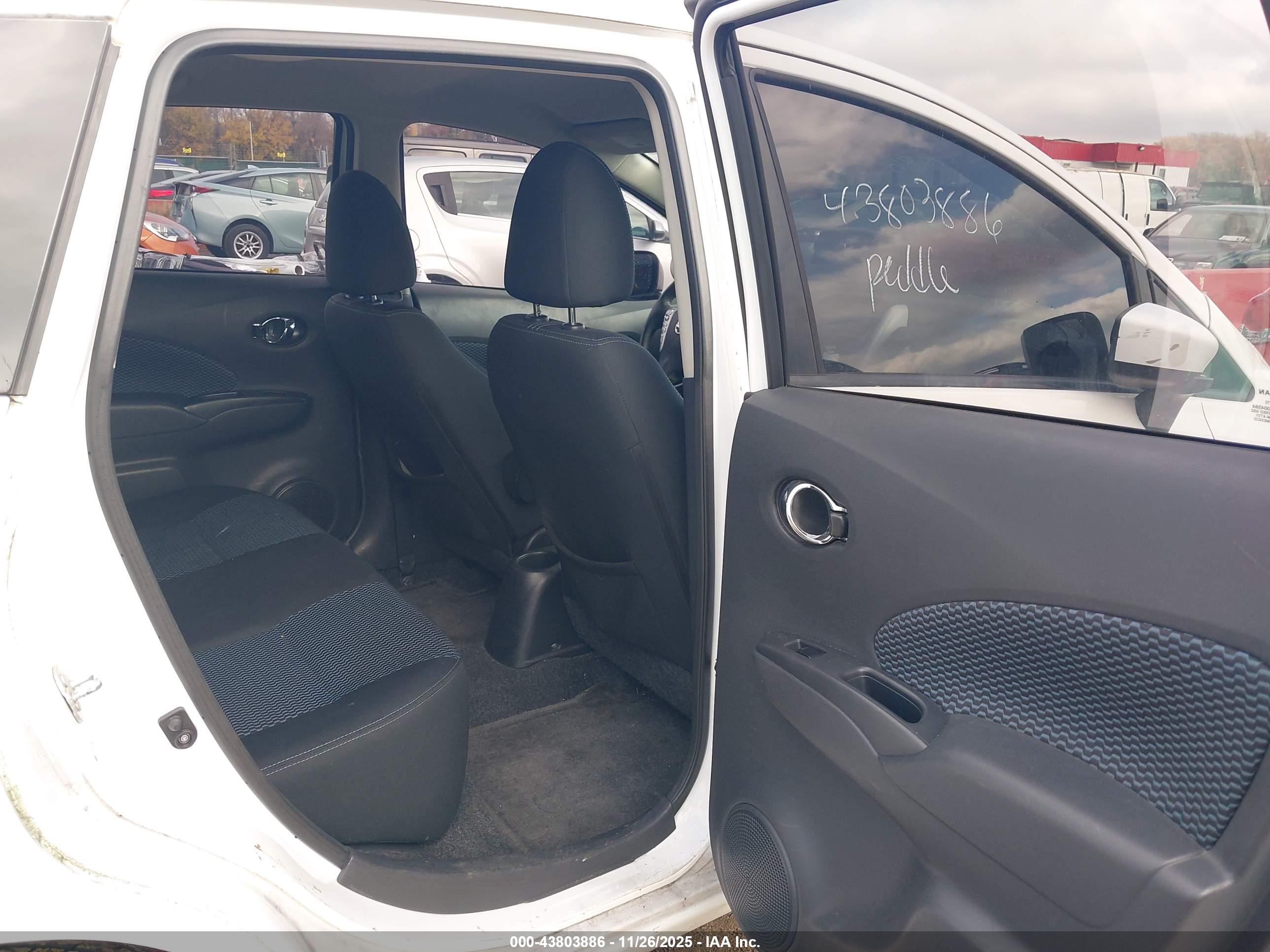 NISSAN VERSA image 8