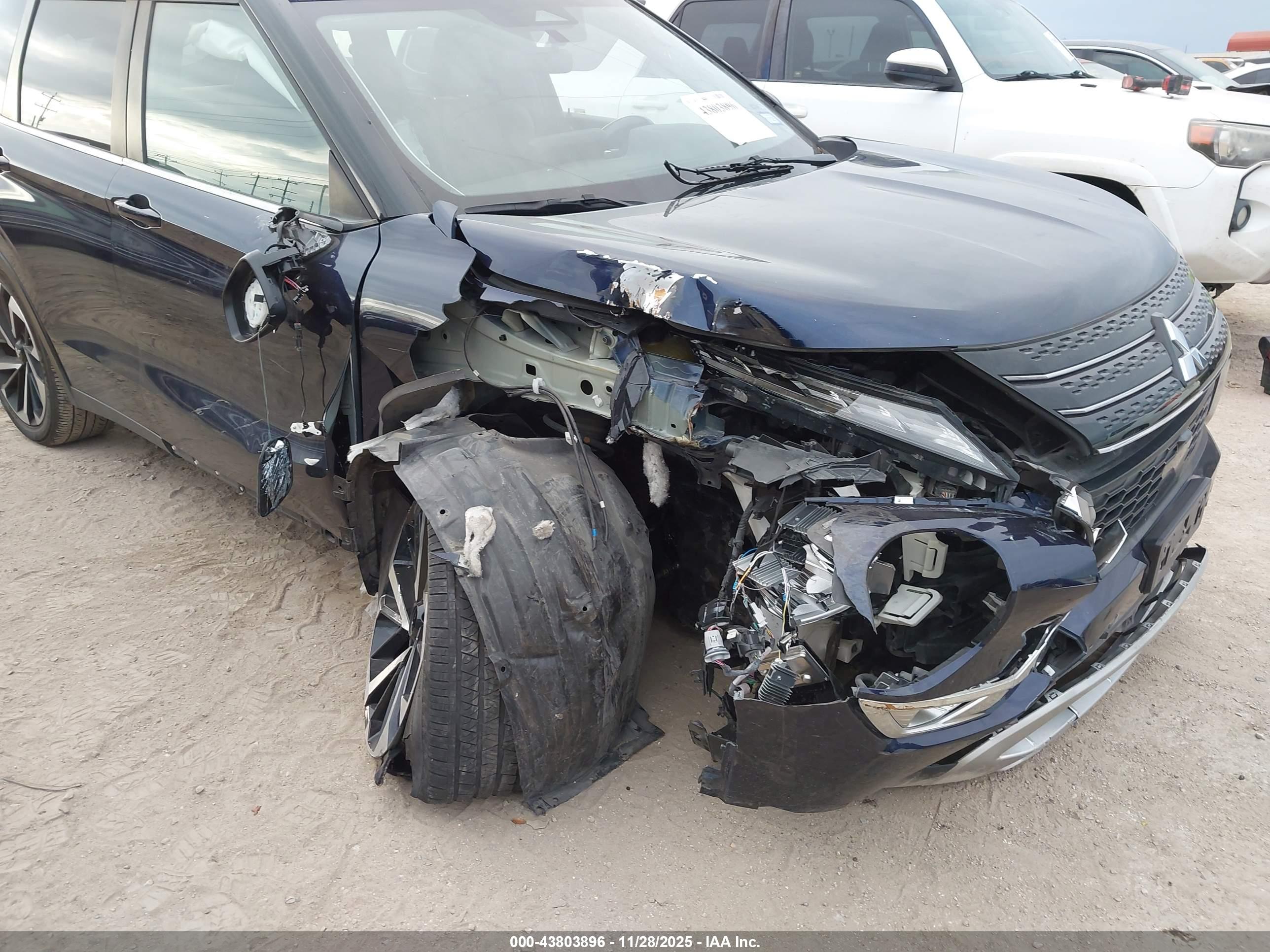 MITSUBISHI OUTLANDER image 6