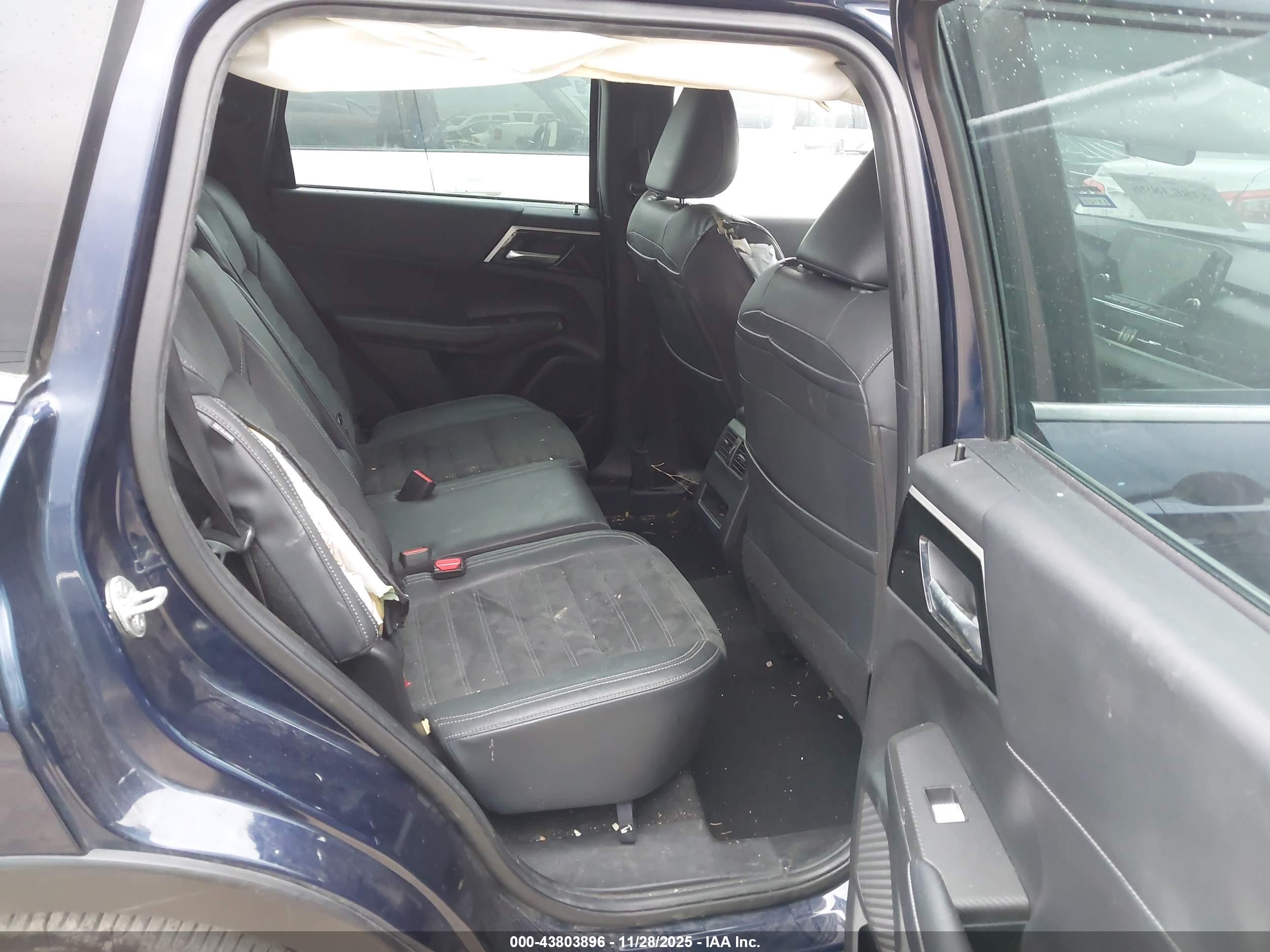 MITSUBISHI OUTLANDER image 8
