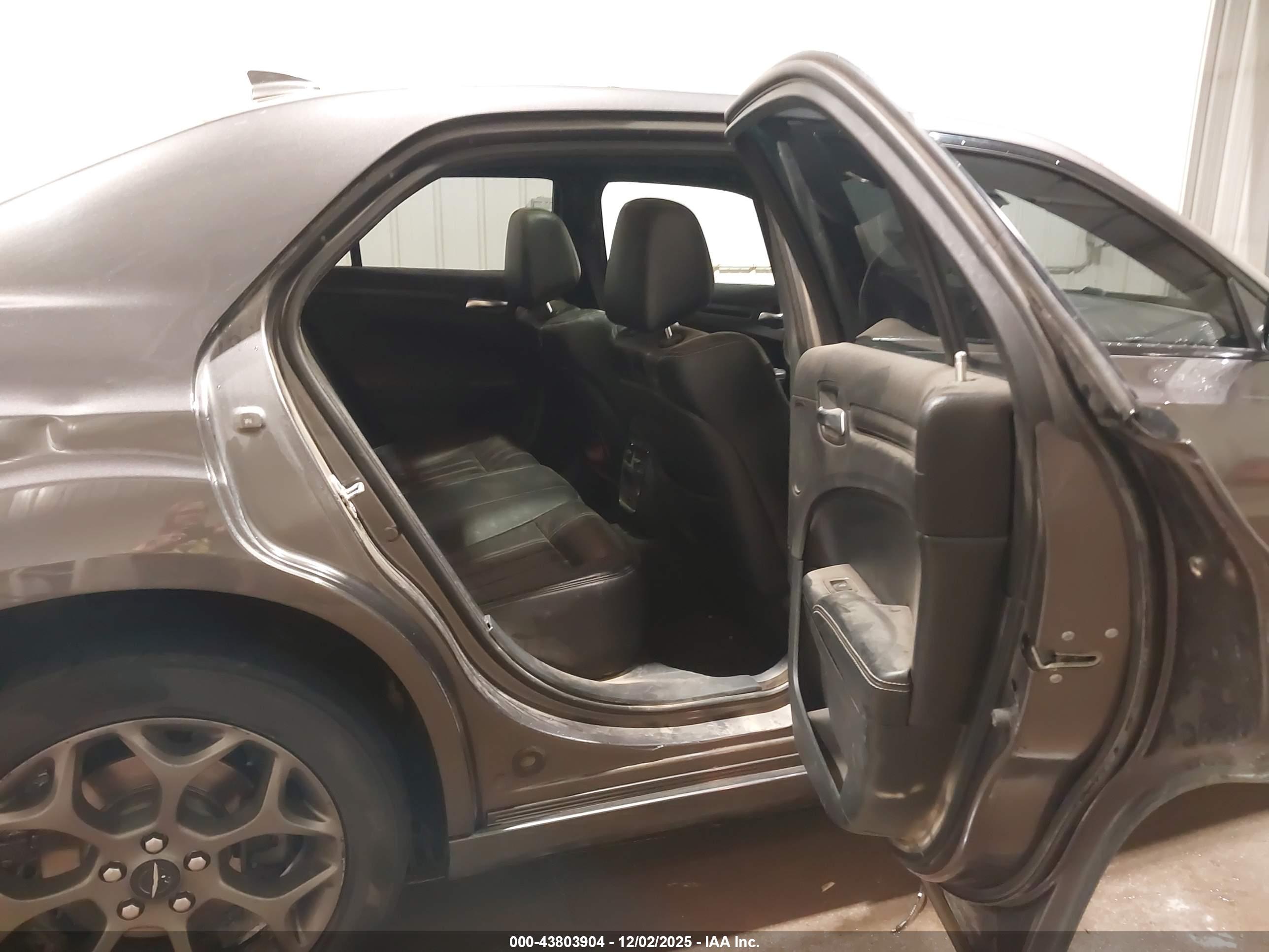 CHRYSLER 300 image 8