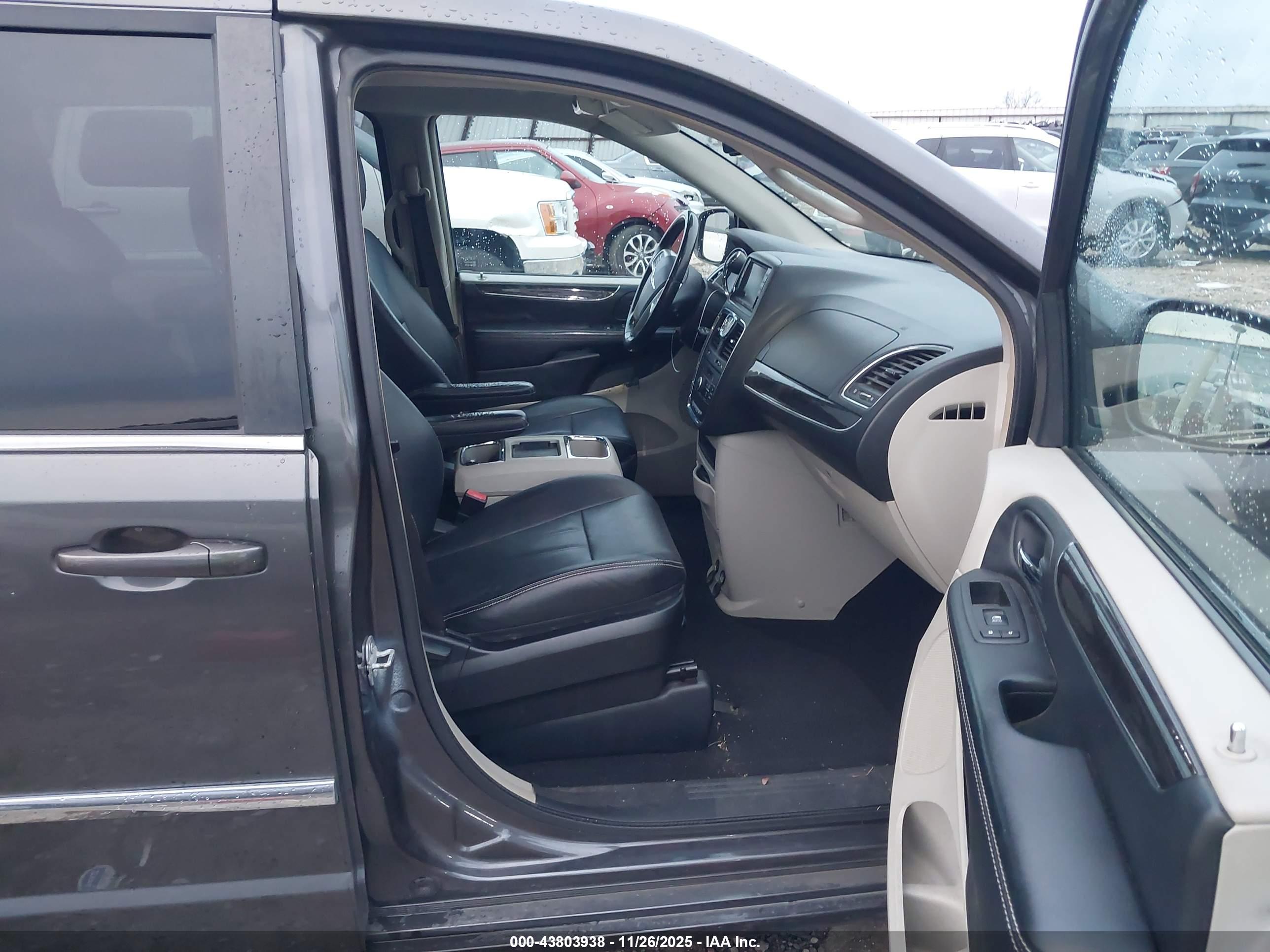CHRYSLER TOWN image 5