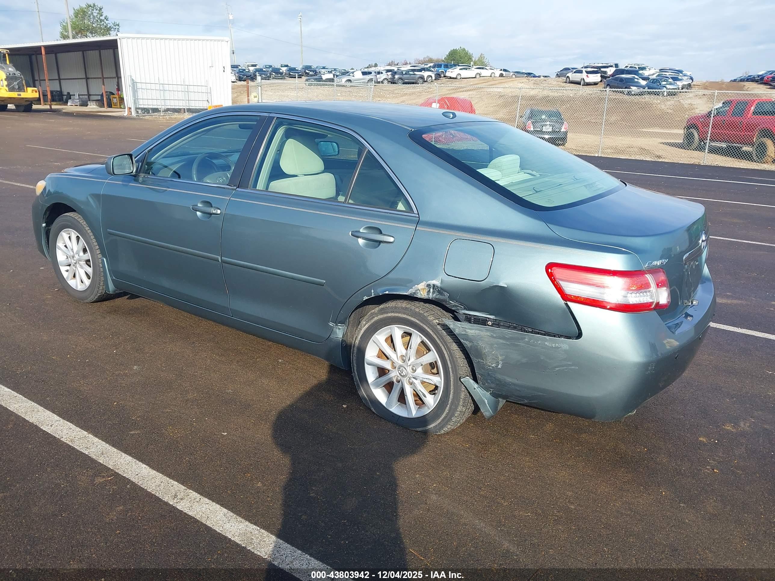 TOYOTA CAMRY image 3