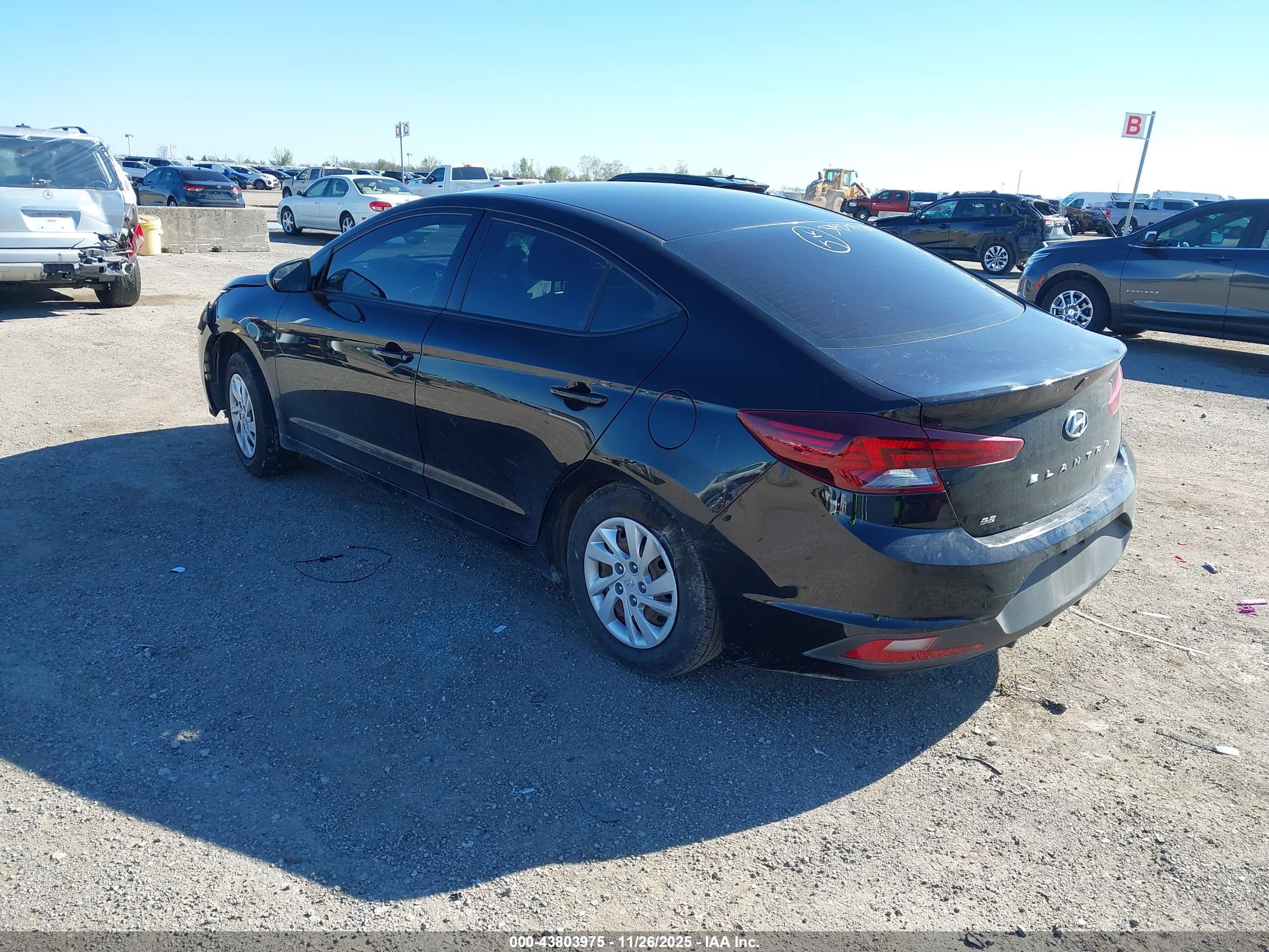 HYUNDAI ELANTRA image 3
