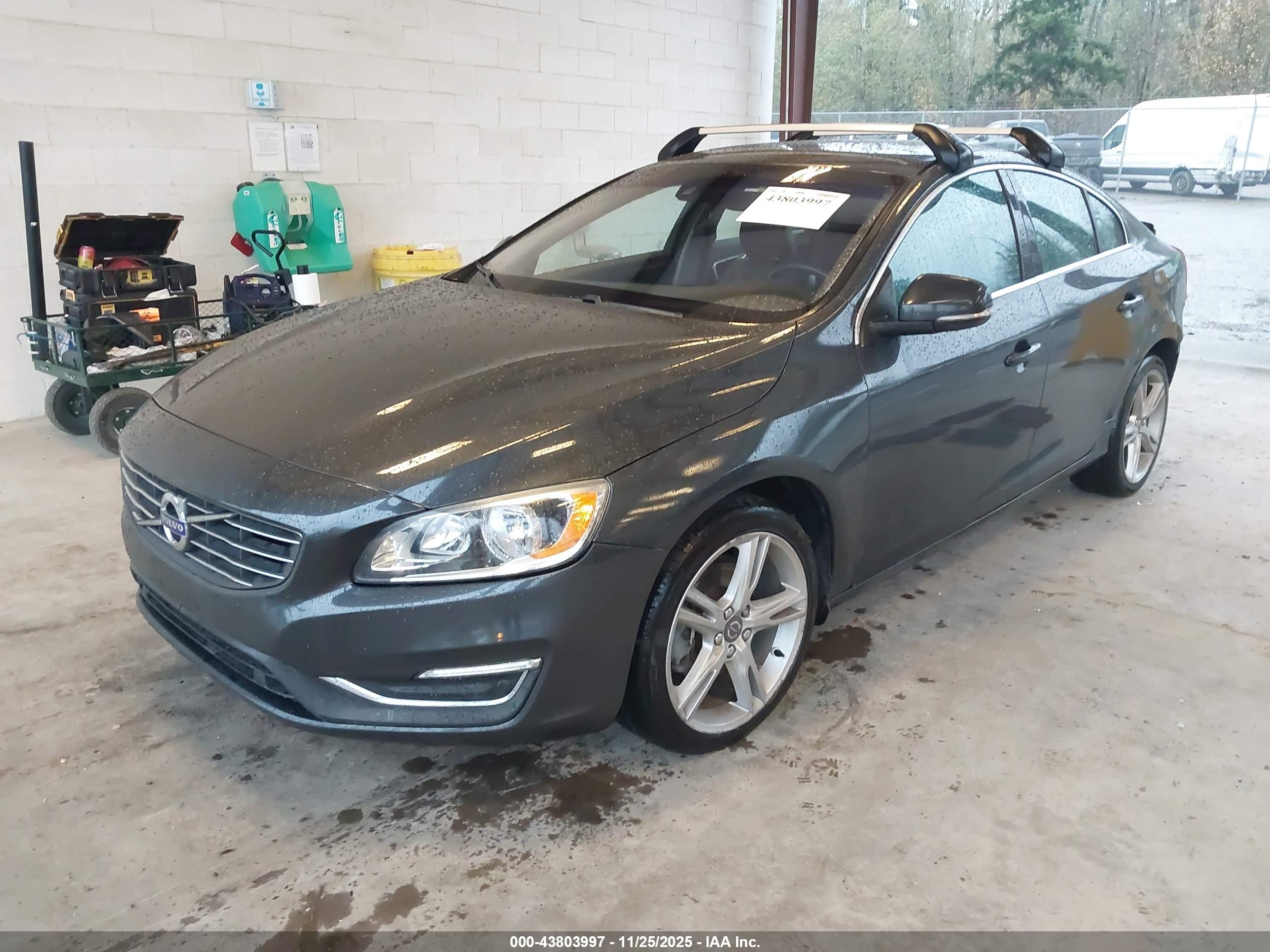 VOLVO S60 image 2
