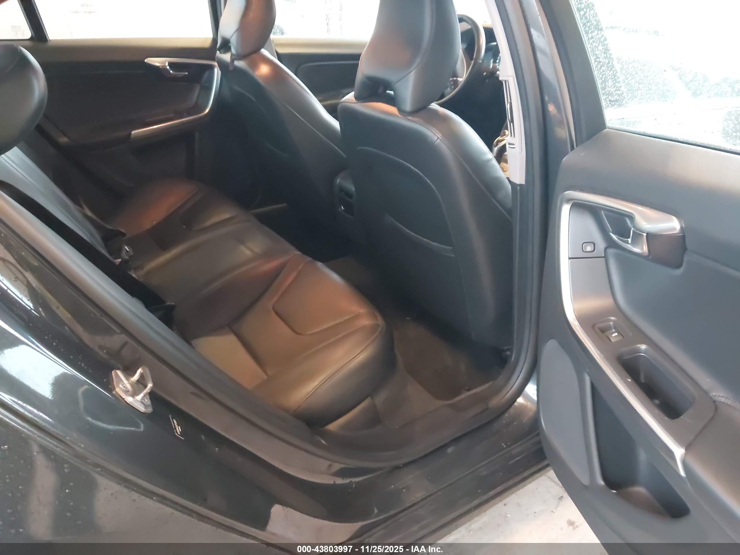 VOLVO S60 image 8