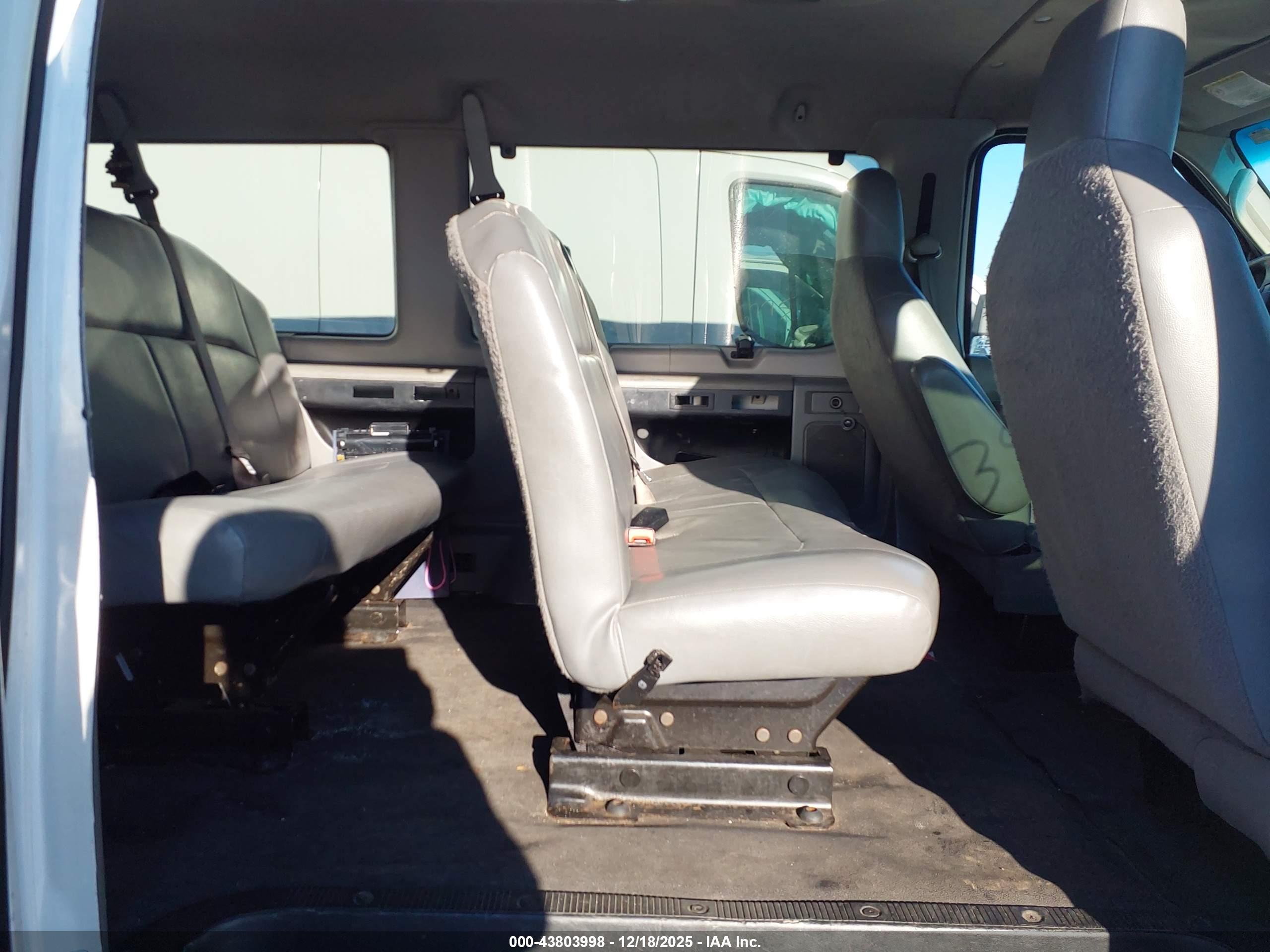 FORD E-350 image 8