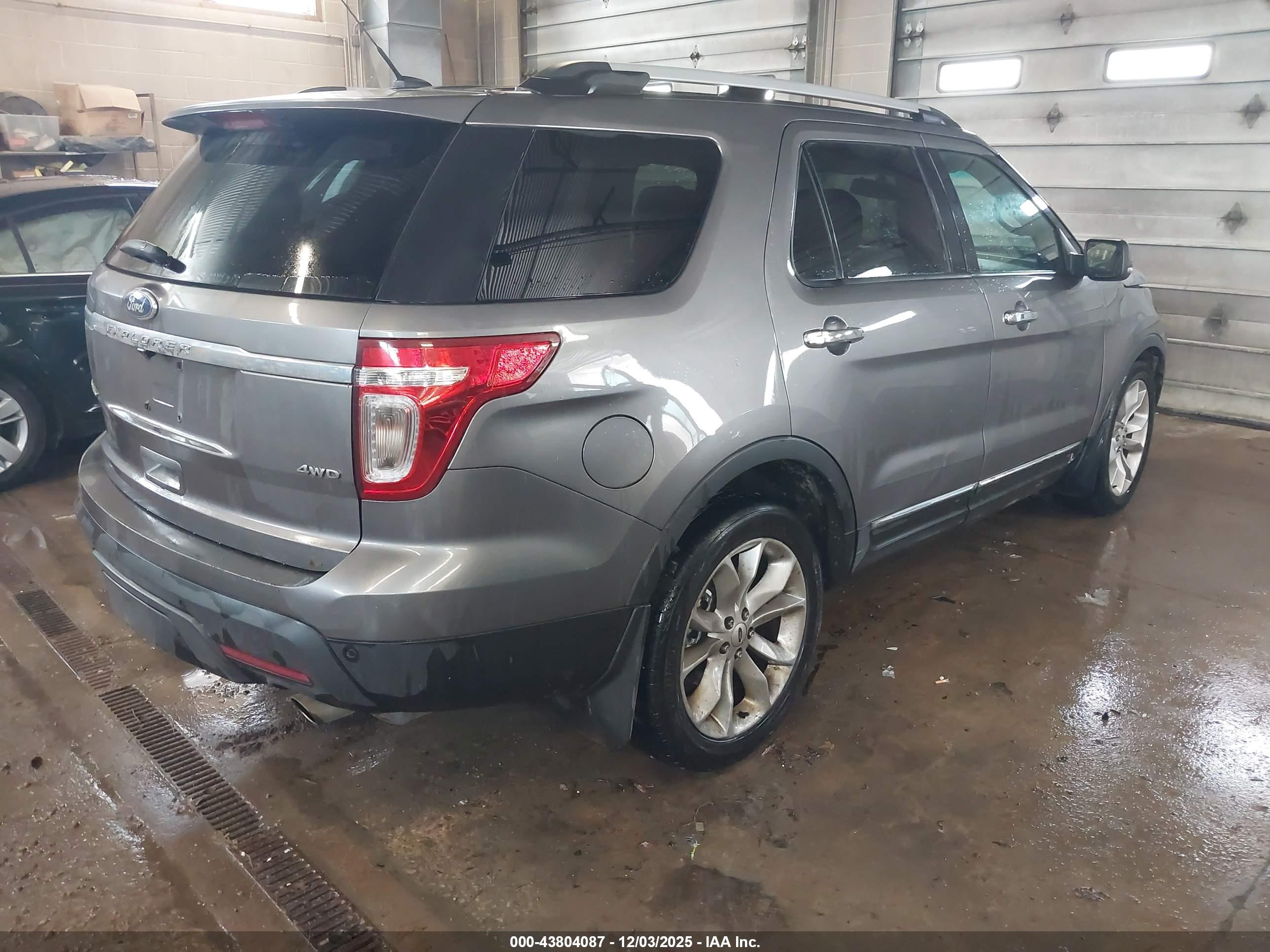 FORD EXPLORER image 4