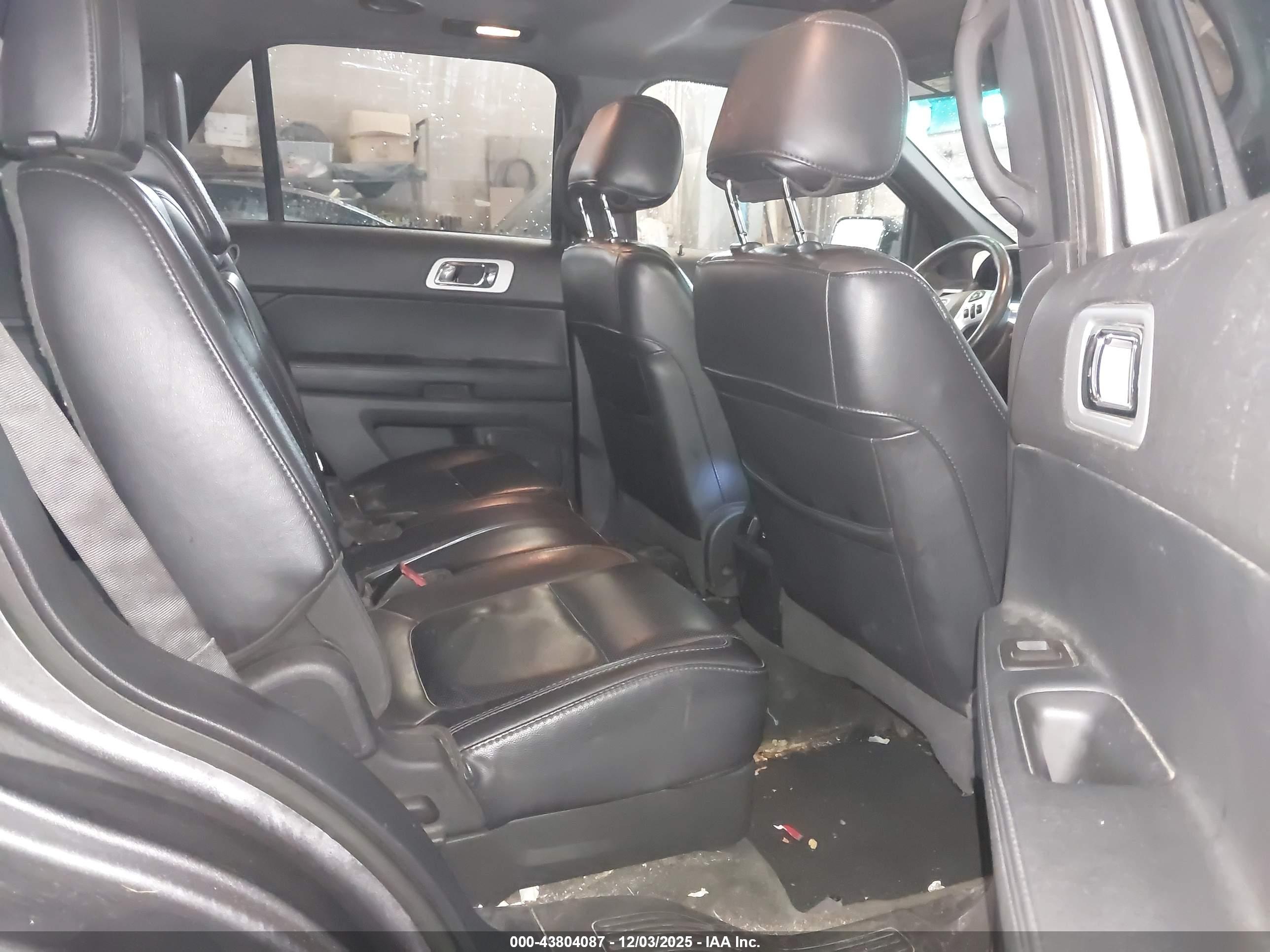 FORD EXPLORER image 8