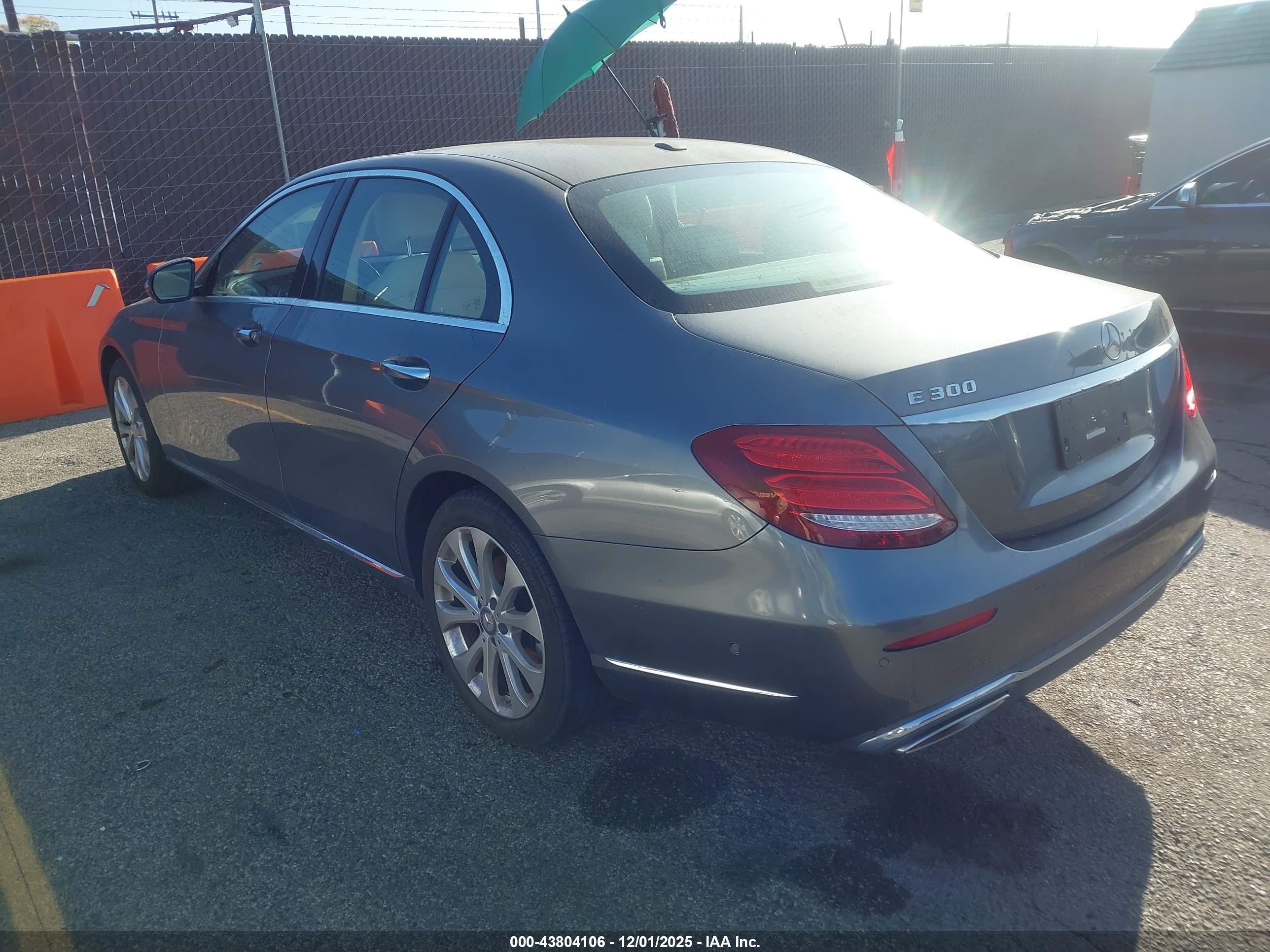MERCEDES-BENZ E image 3