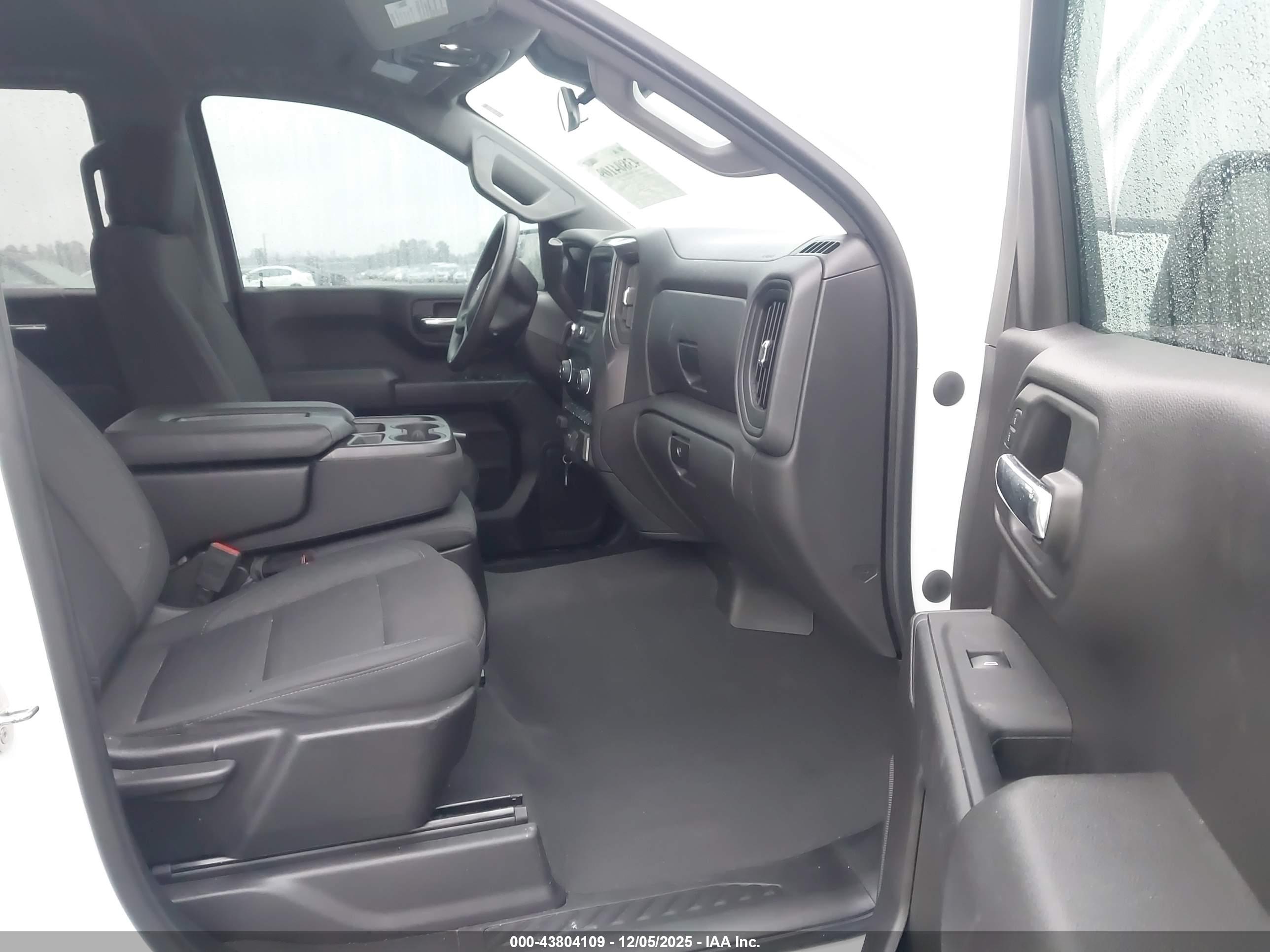 CHEVROLET SILVERADO image 5