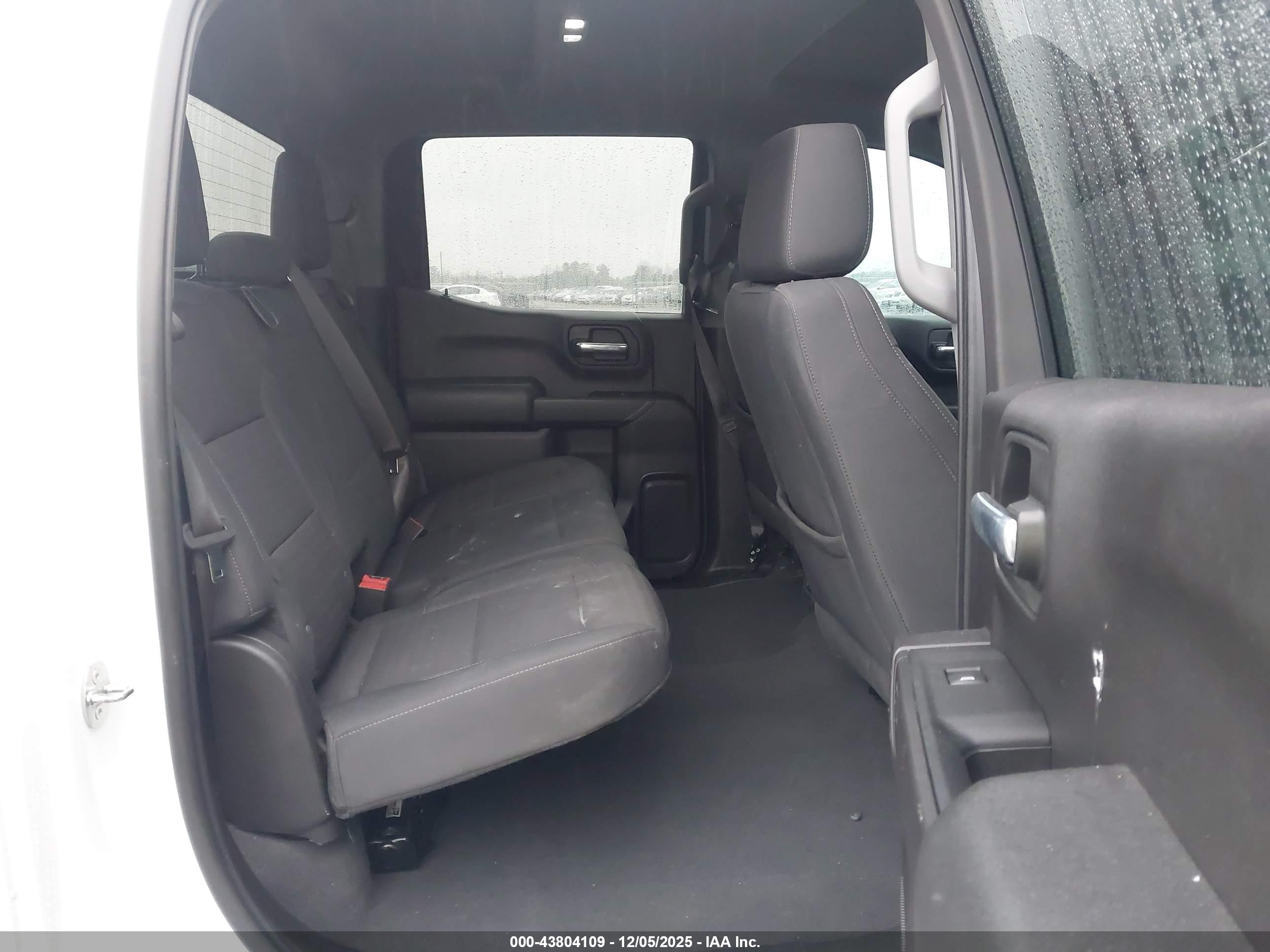 CHEVROLET SILVERADO image 8