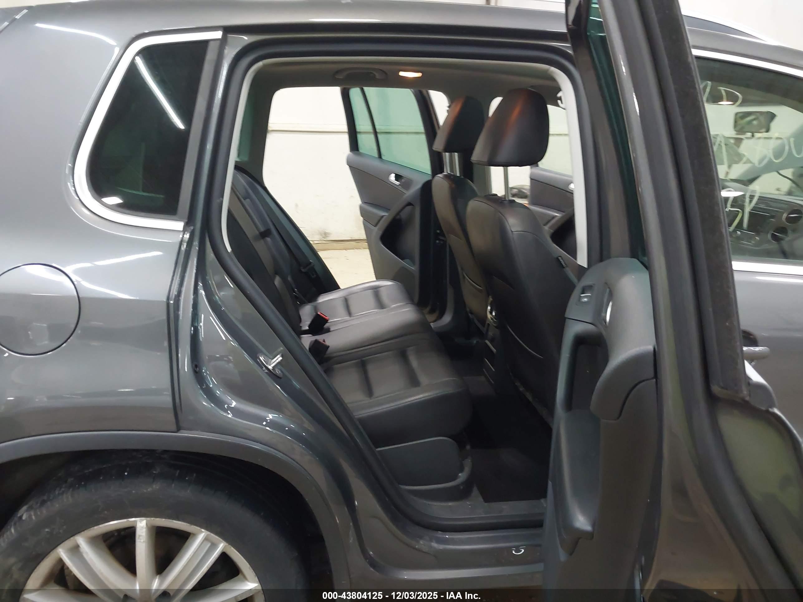 VOLKSWAGEN TIGUAN image 8