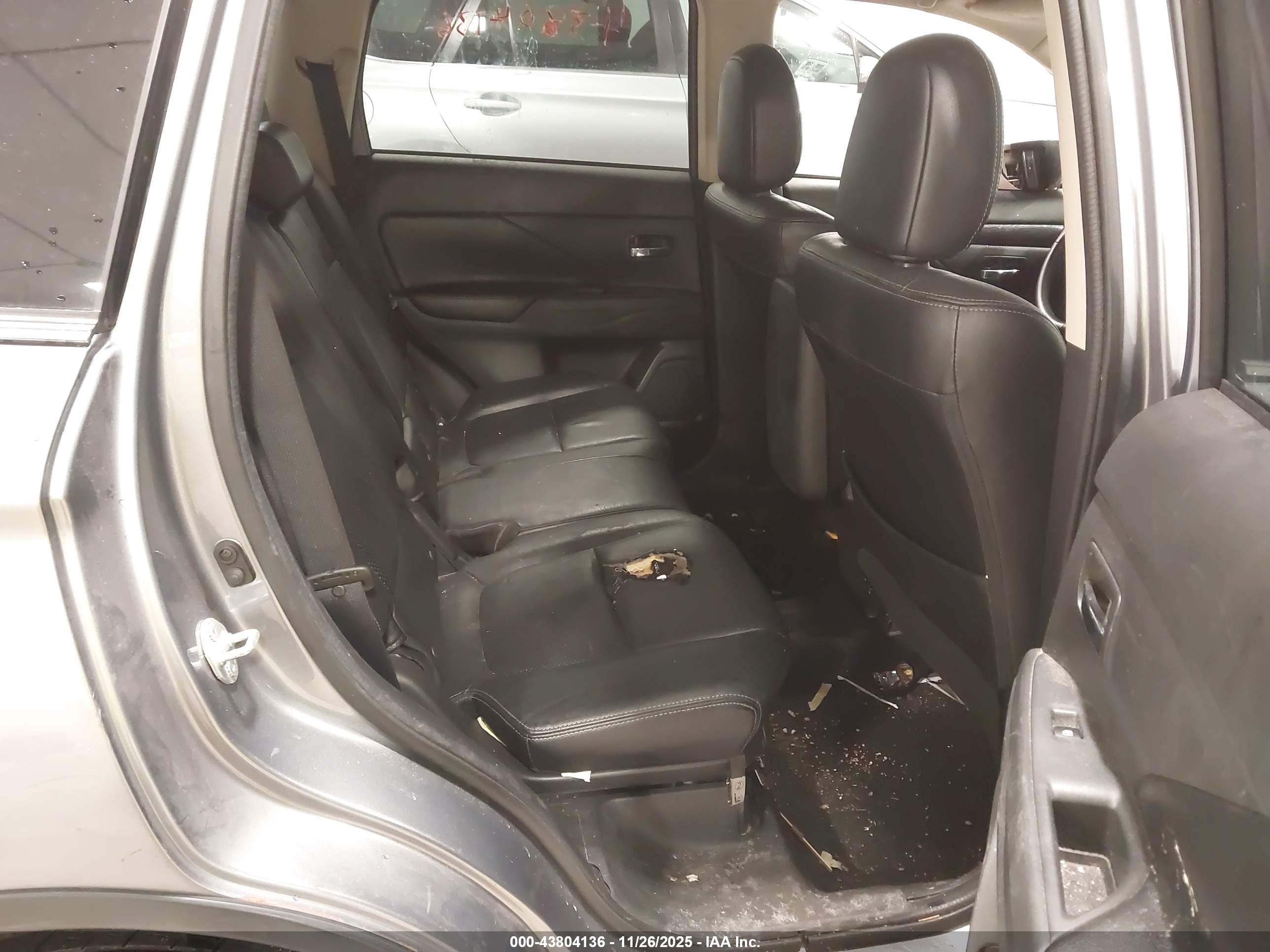 MITSUBISHI OUTLANDER image 8