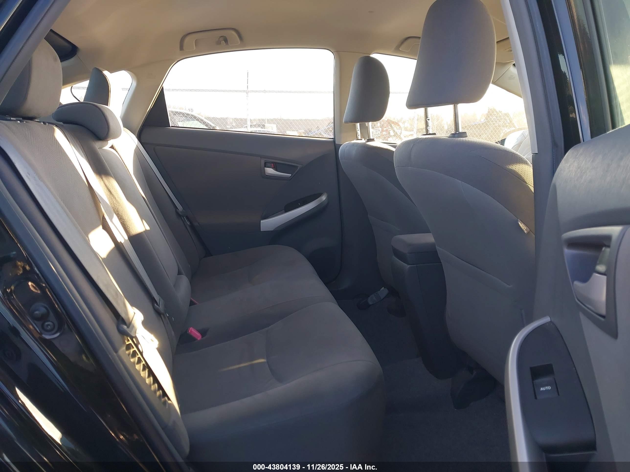 TOYOTA PRIUS image 8