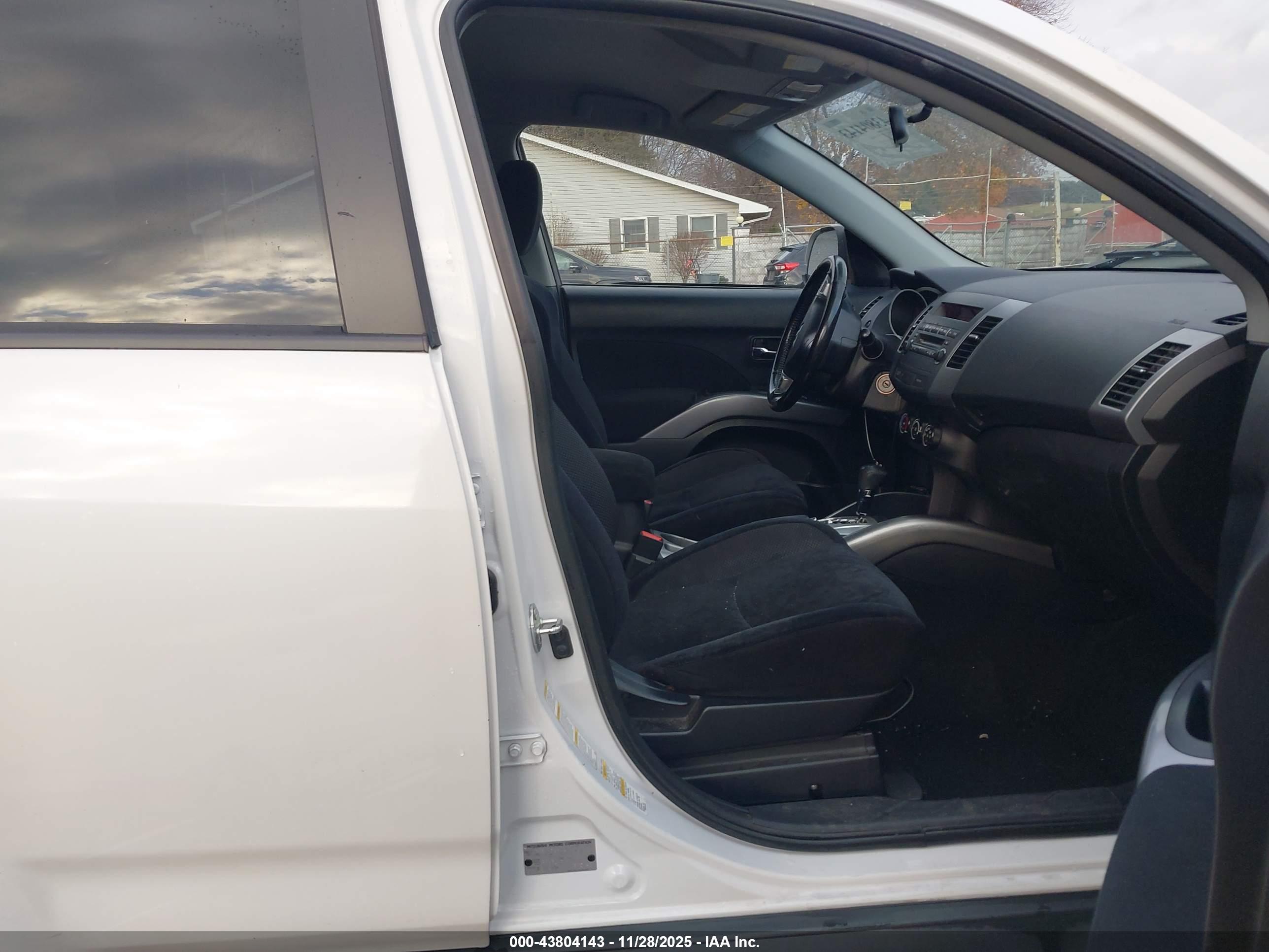 MITSUBISHI OUTLANDER image 5