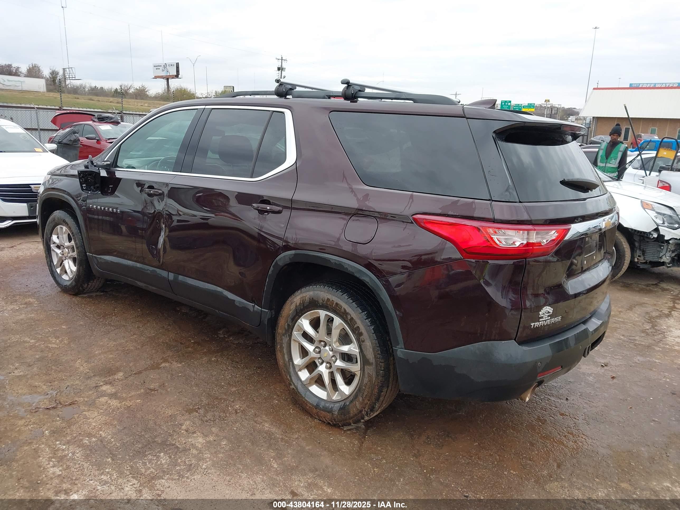CHEVROLET TRAVERSE image 3