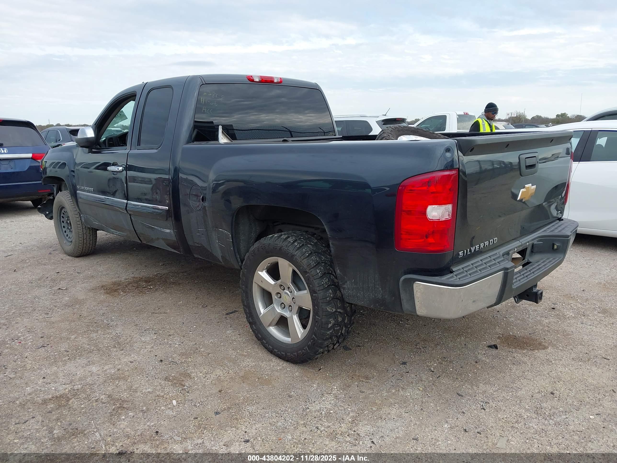CHEVROLET SILVERADO image 3