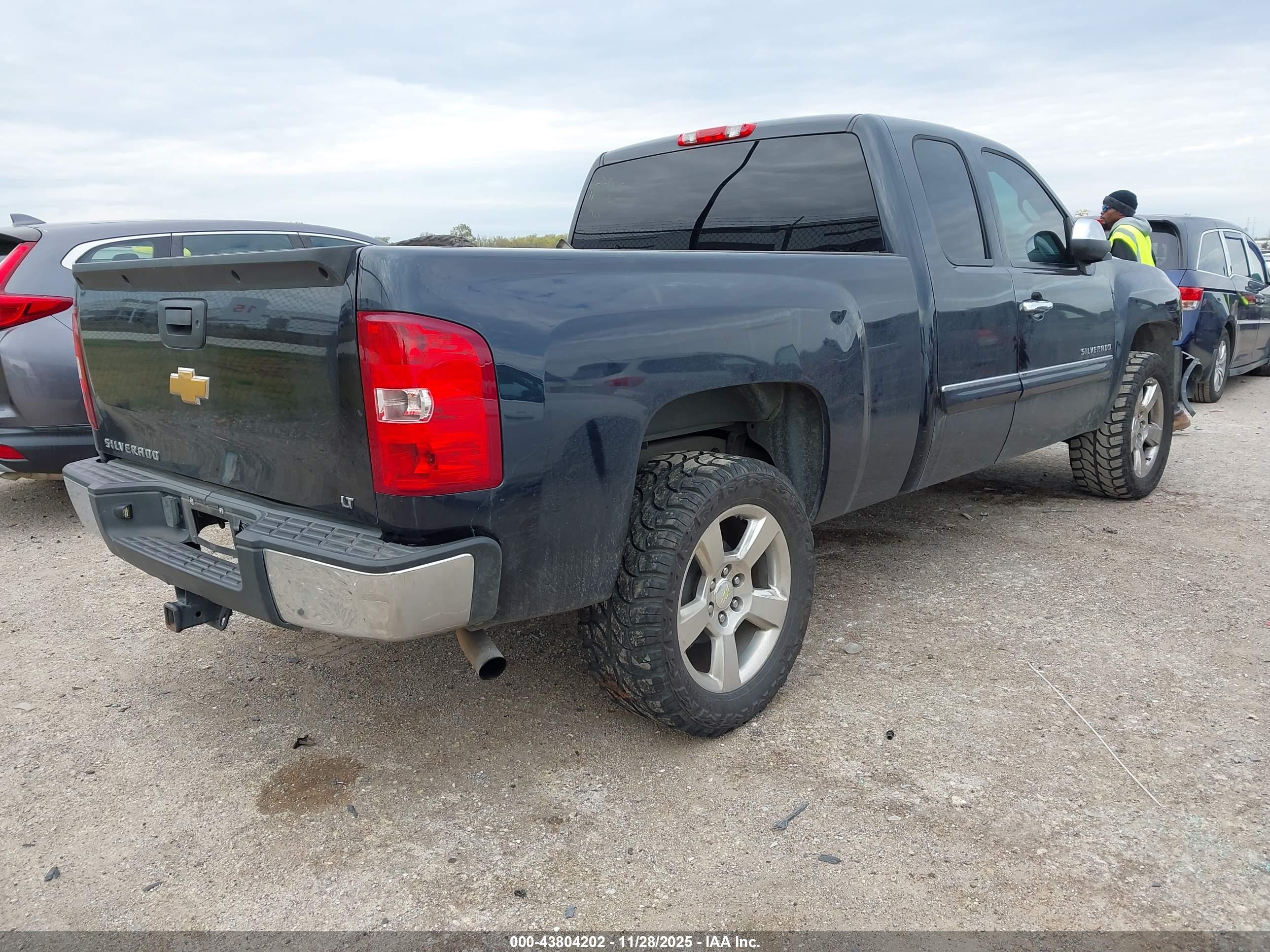 CHEVROLET SILVERADO image 4
