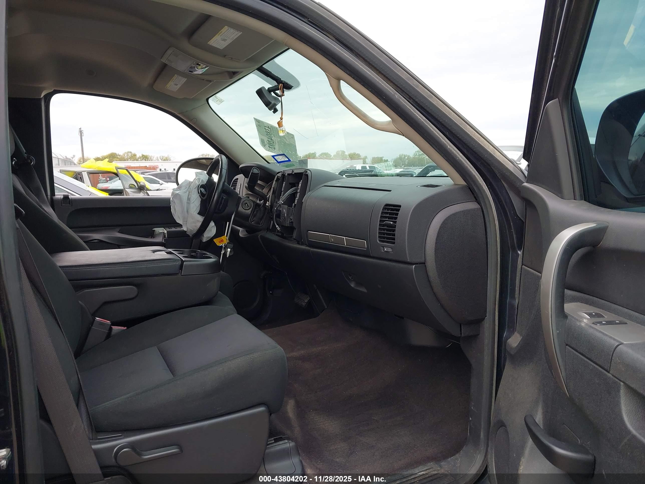 CHEVROLET SILVERADO image 5
