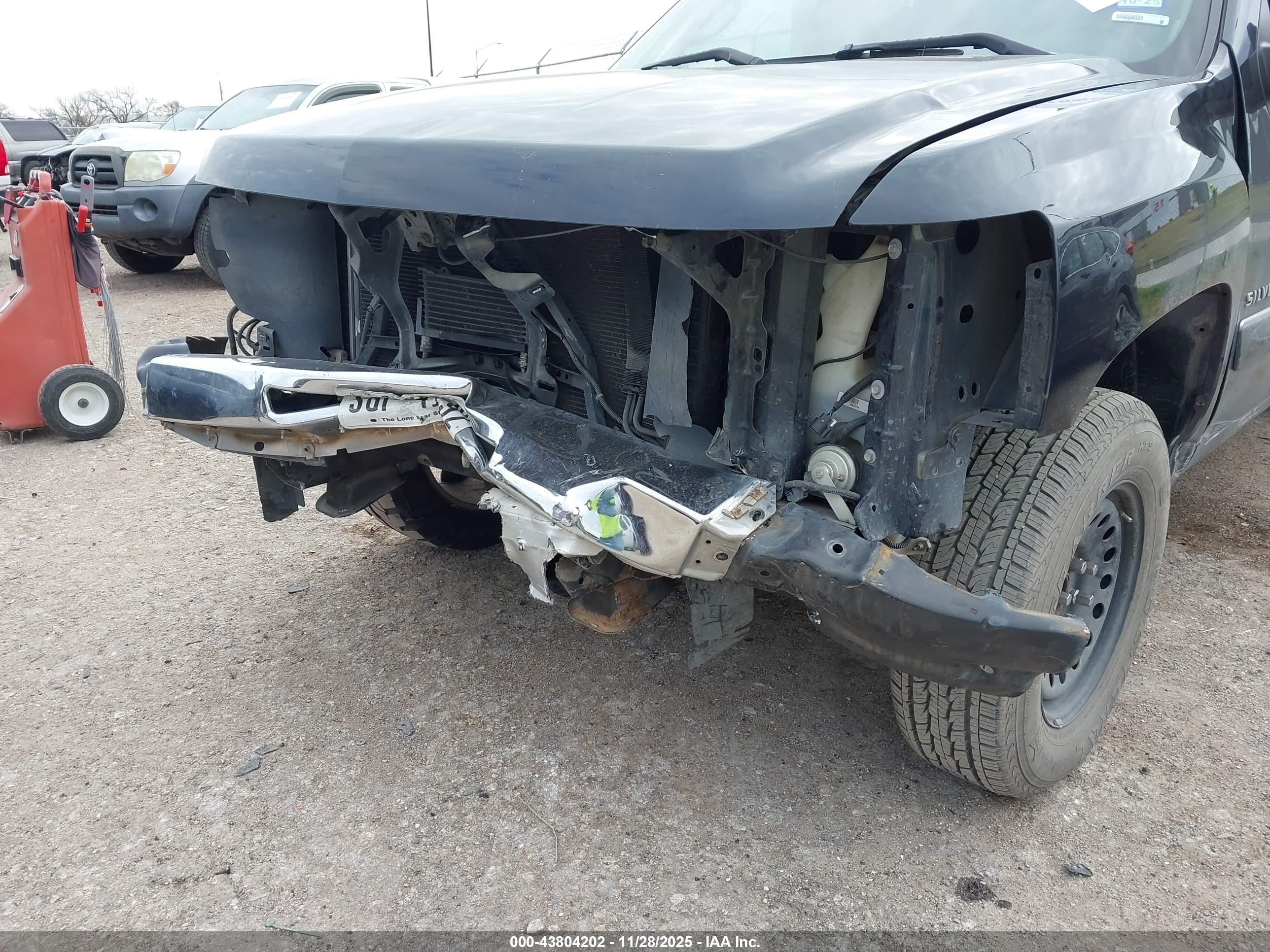 CHEVROLET SILVERADO image 6