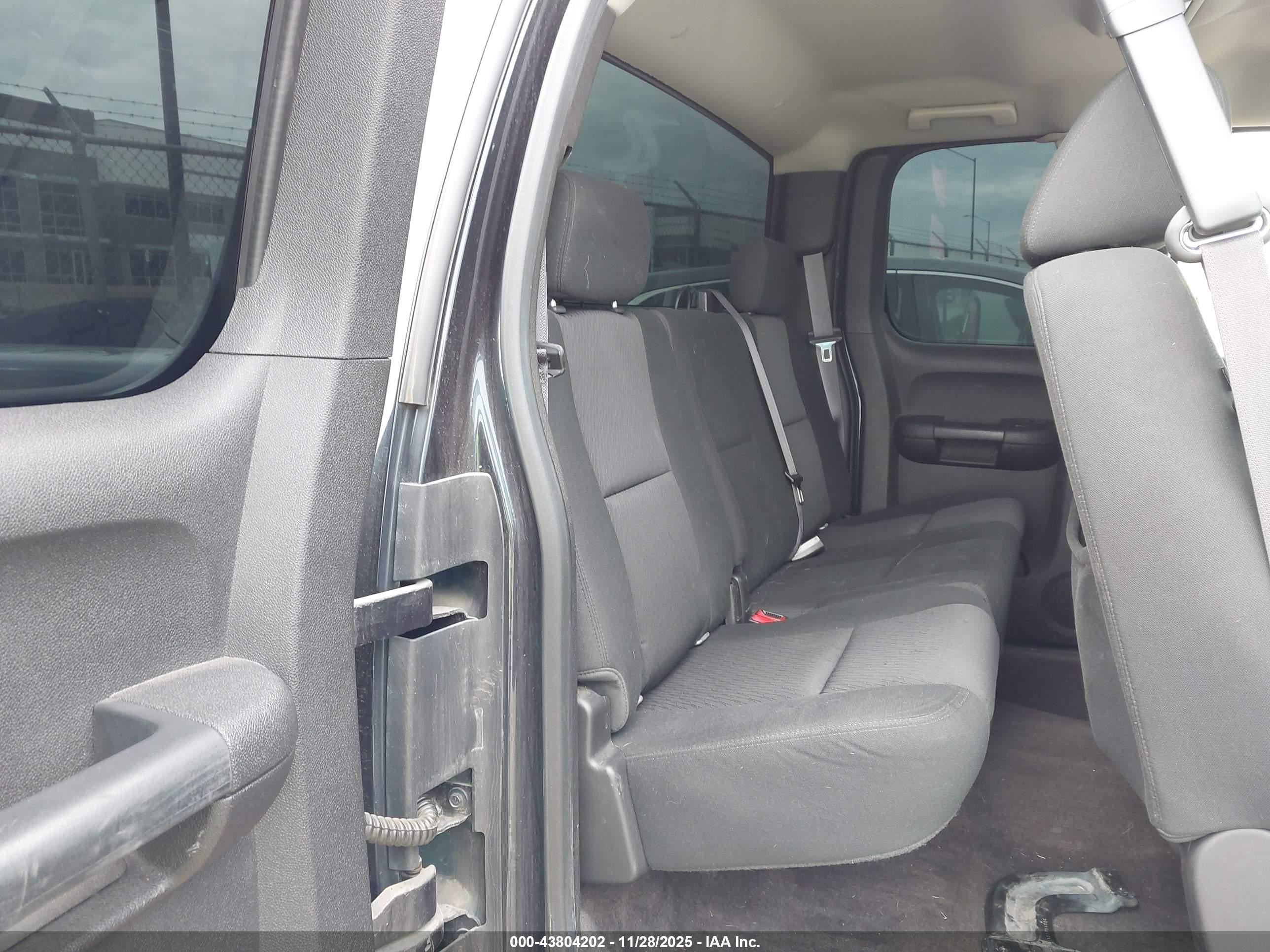 CHEVROLET SILVERADO image 8