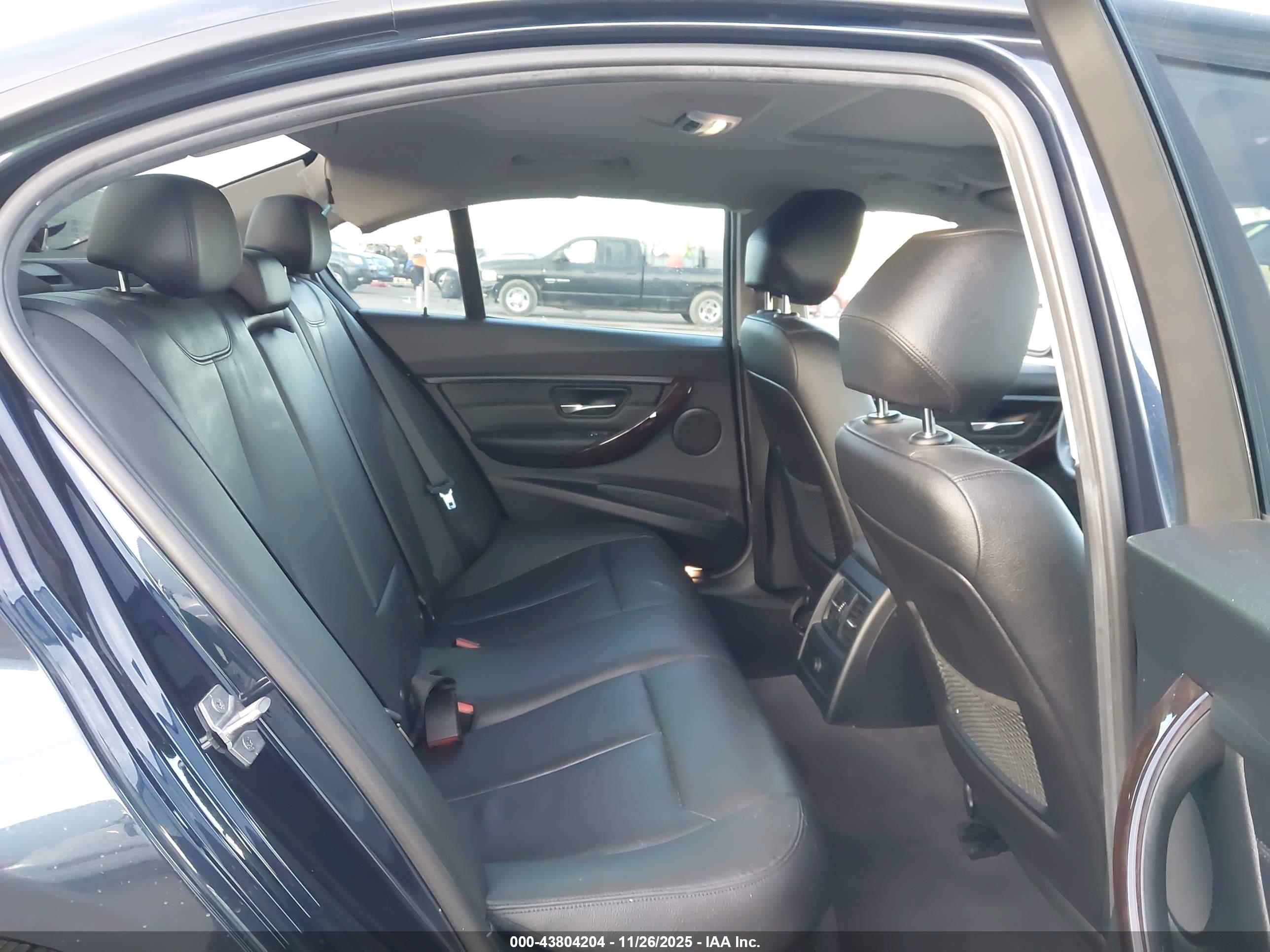 BMW 320I image 8